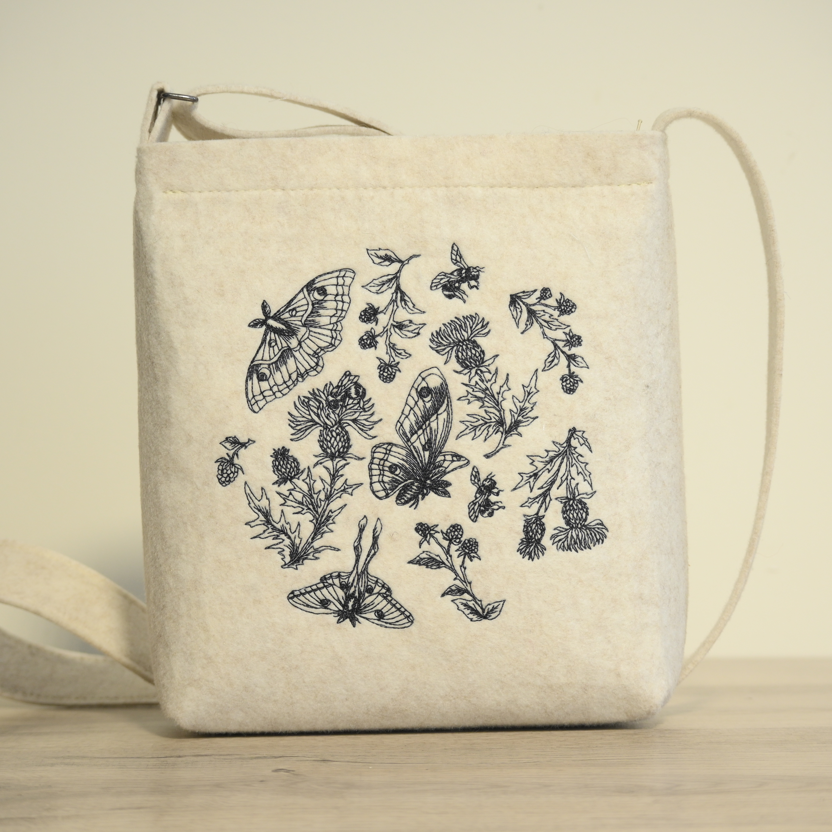 Pleca soma ar taureņu izšuvumu