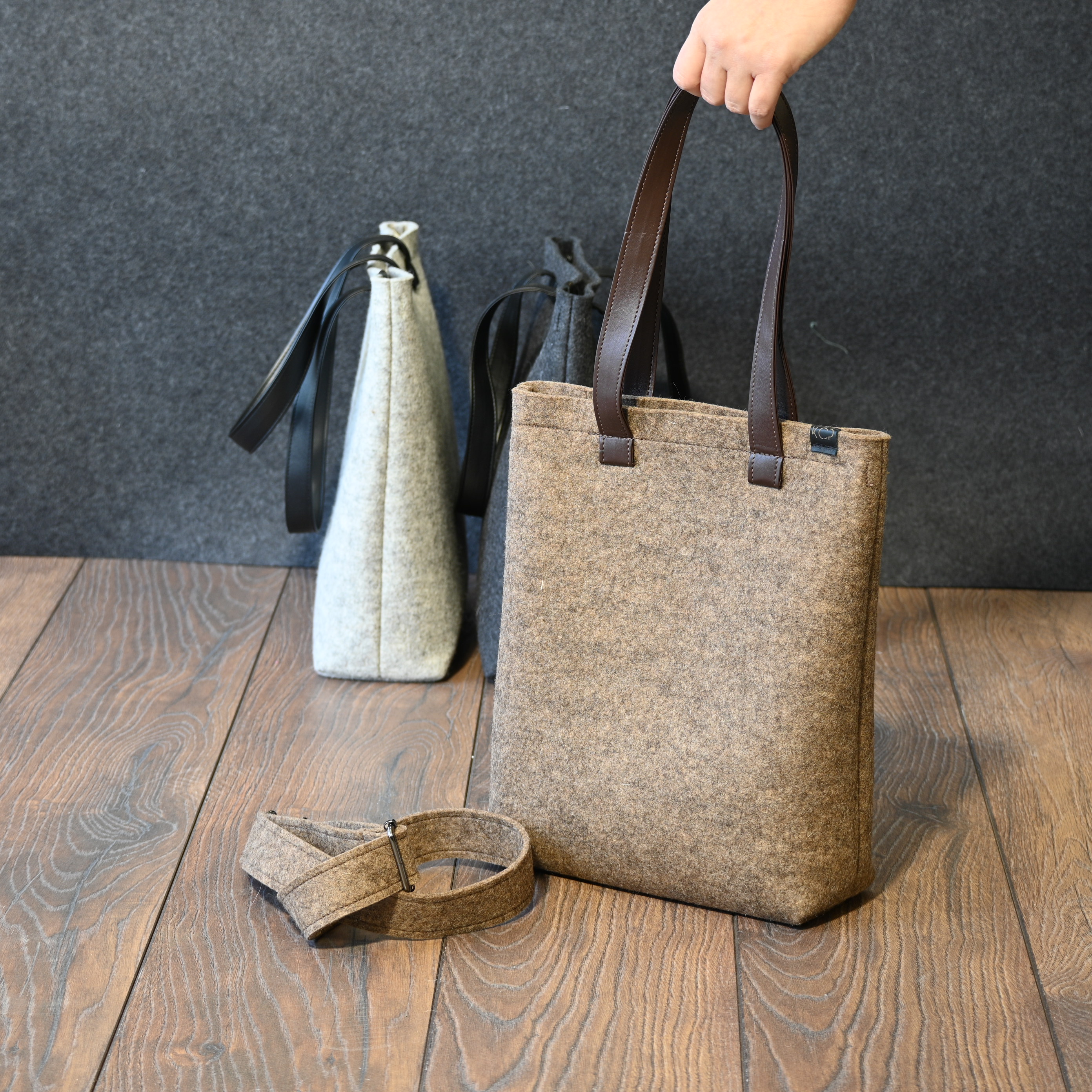 Merino filca rokassoma (M) ar ādas rokturiem