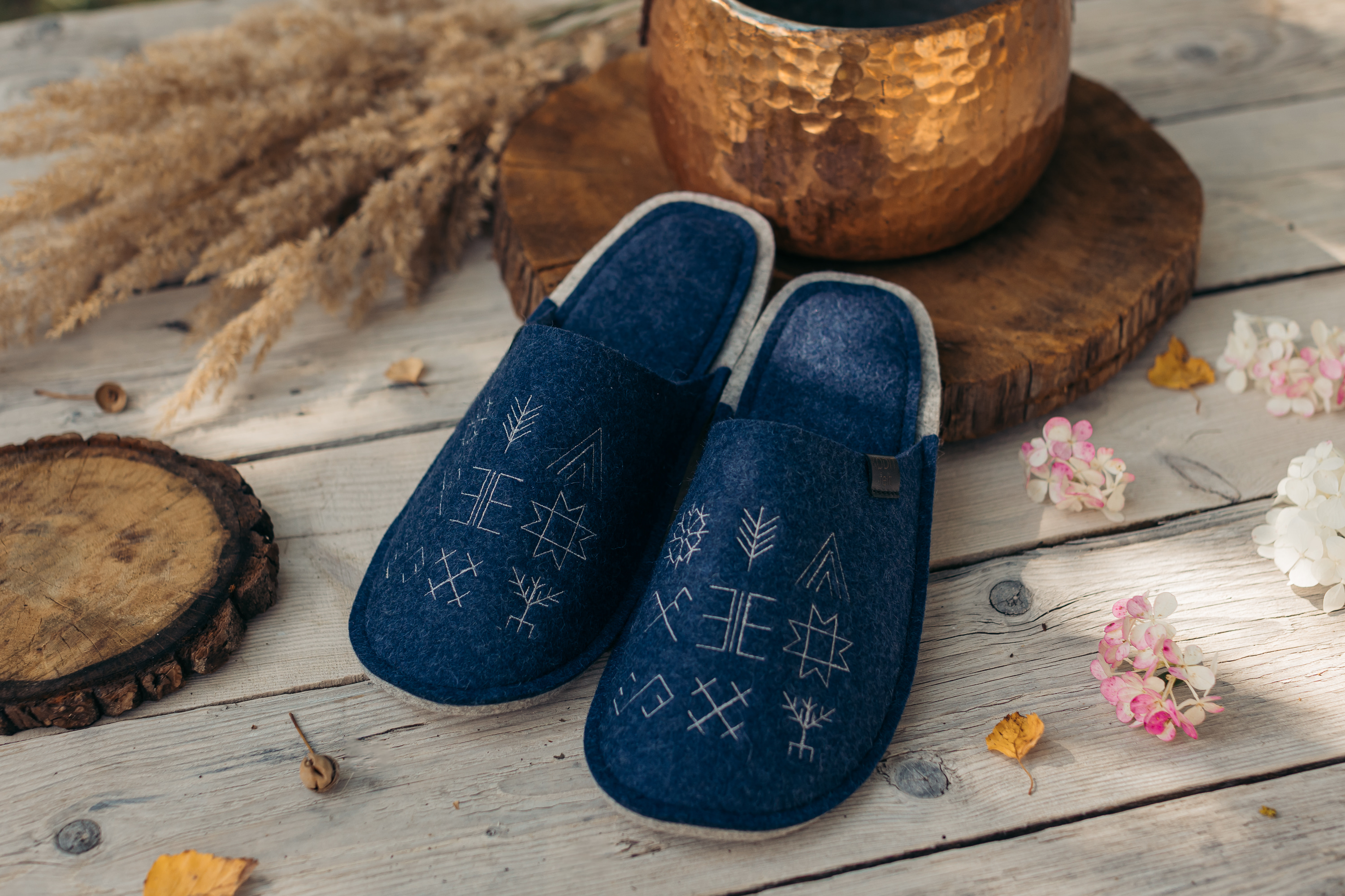 Merino vilnas čības (ar latvju rakstiem)