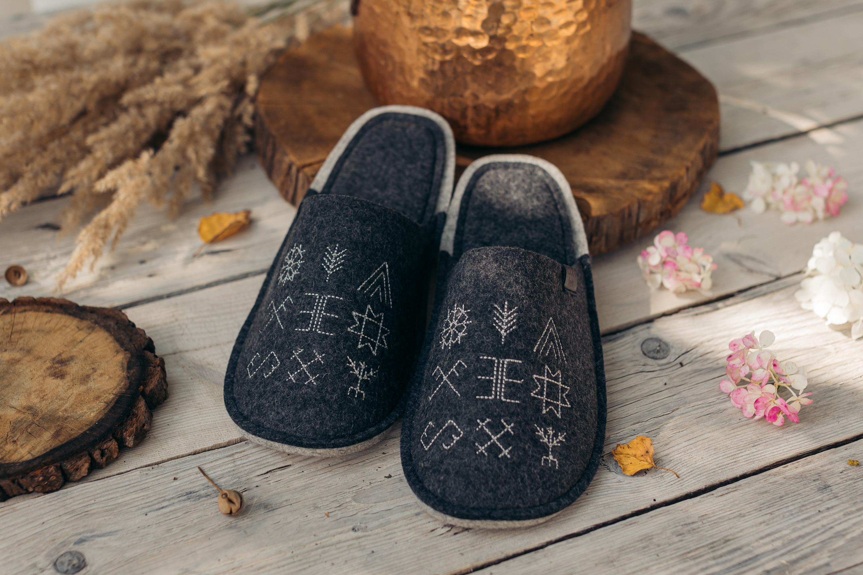 Merino vilnas čības (ar latvju rakstiem)