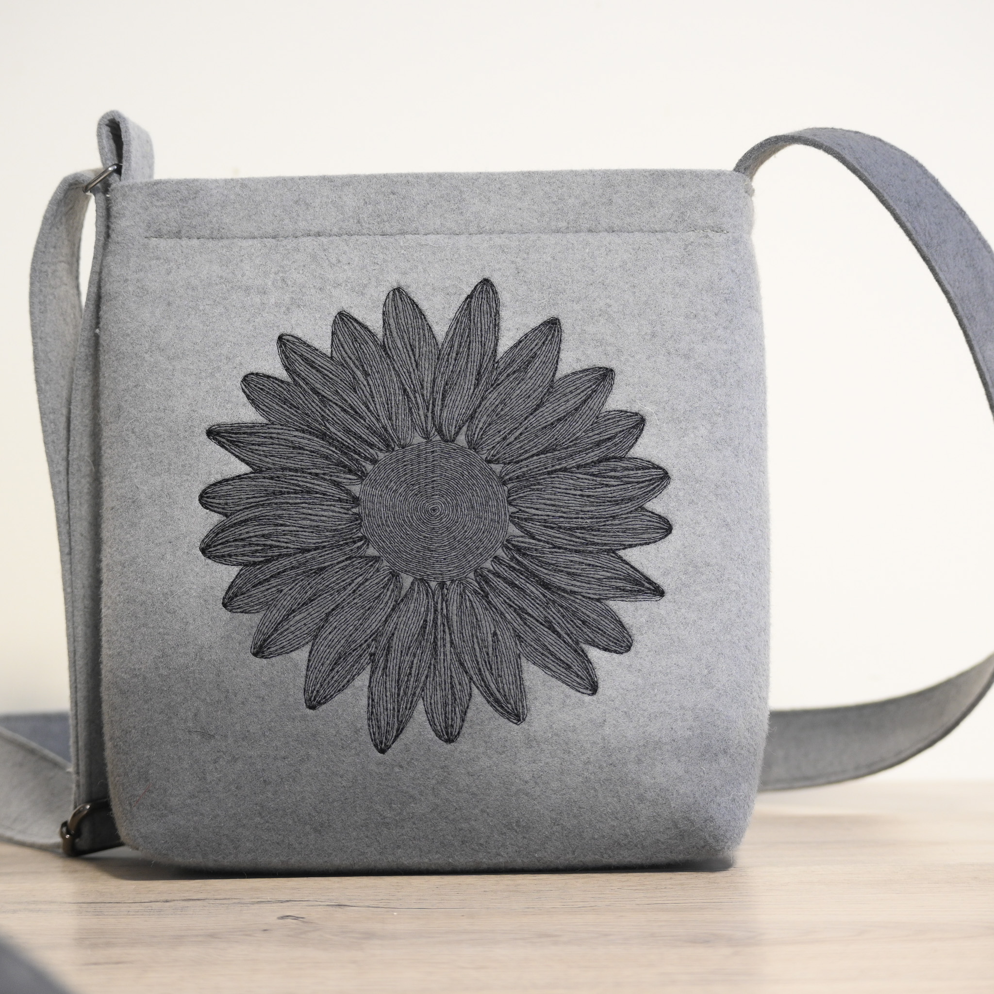 Pleca soma ar saulespuķes izšuvumu