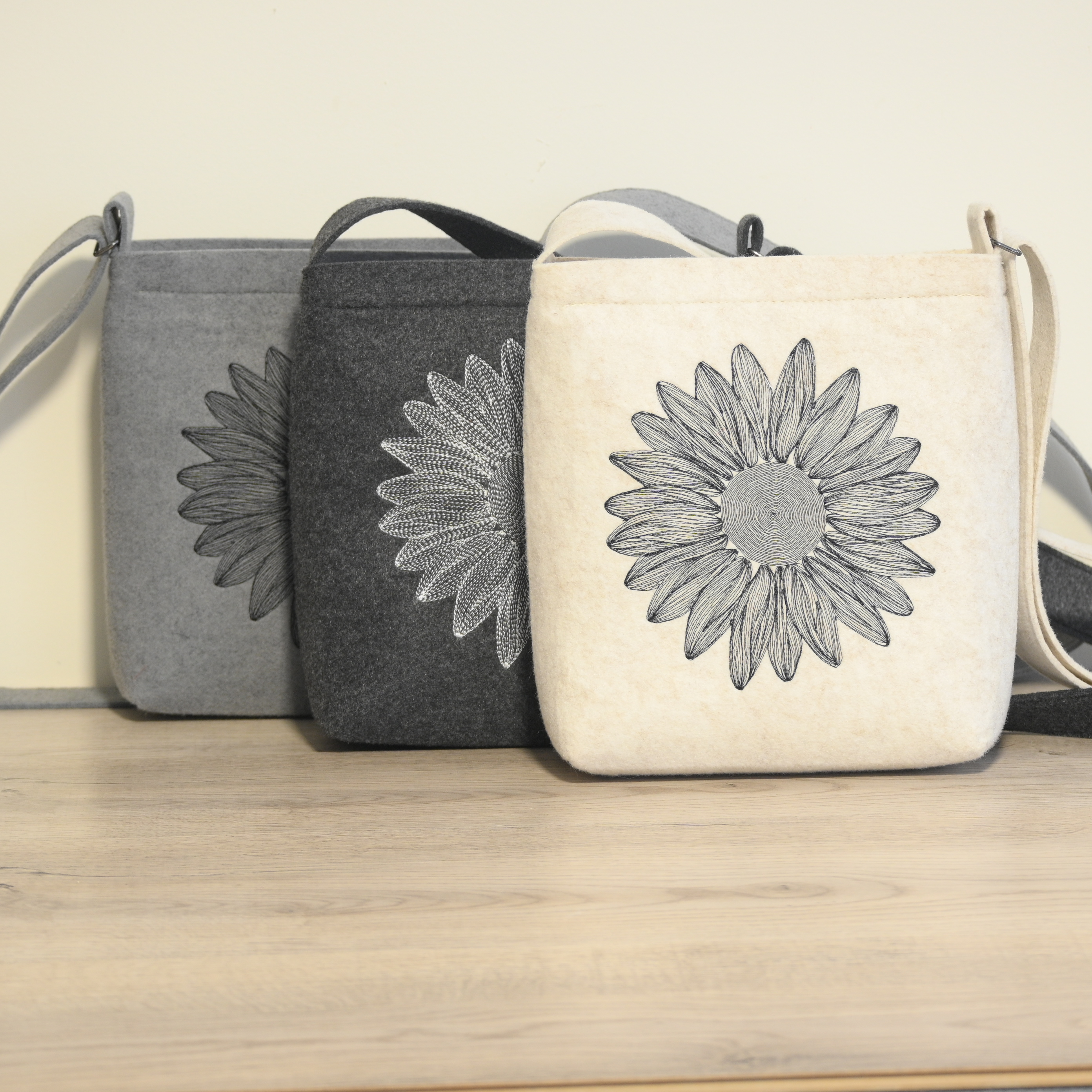 Pleca soma ar saulespuķes izšuvumu