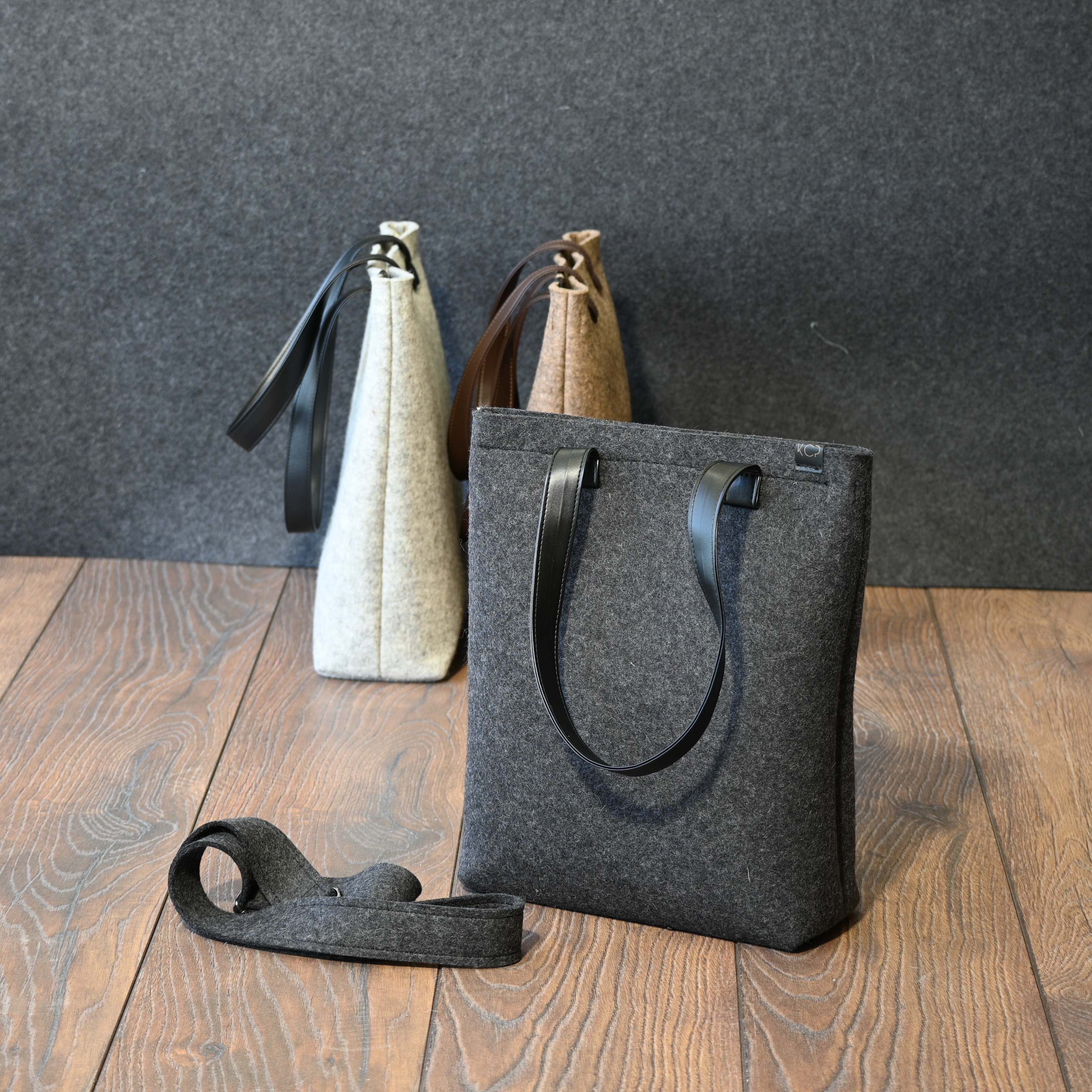 Merino filca rokassoma (M) ar ādas rokturiem