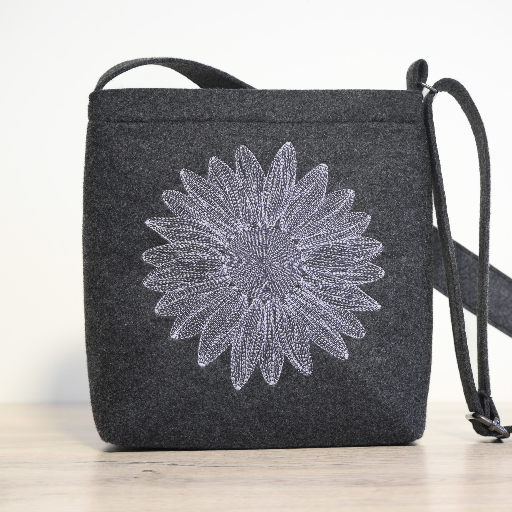 Pleca soma ar saulespuķes izšuvumu