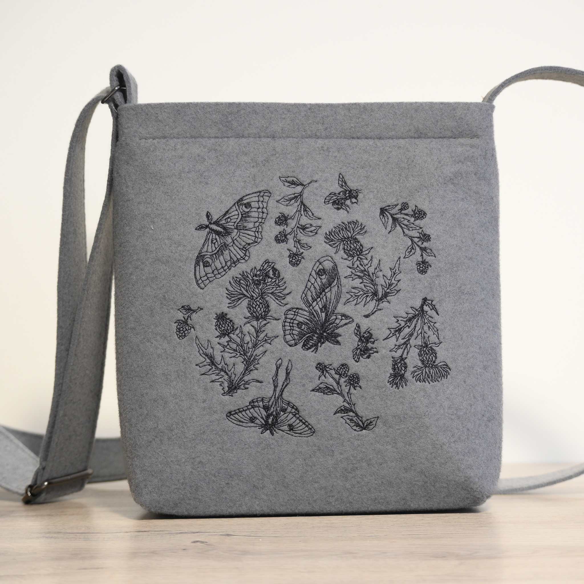 Pleca soma ar taureņu izšuvumu