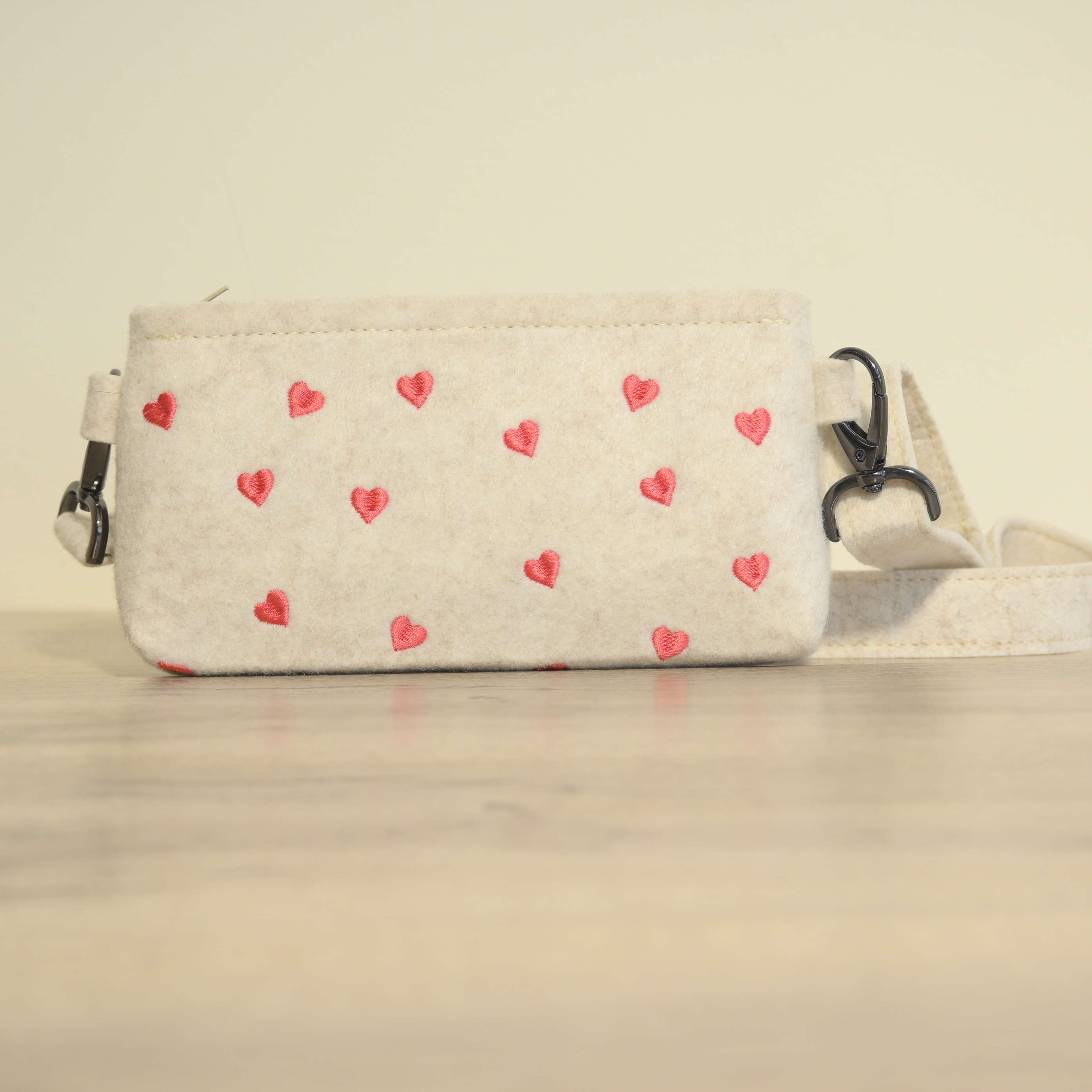 Filca gurnu somiņa ar sirsniņām