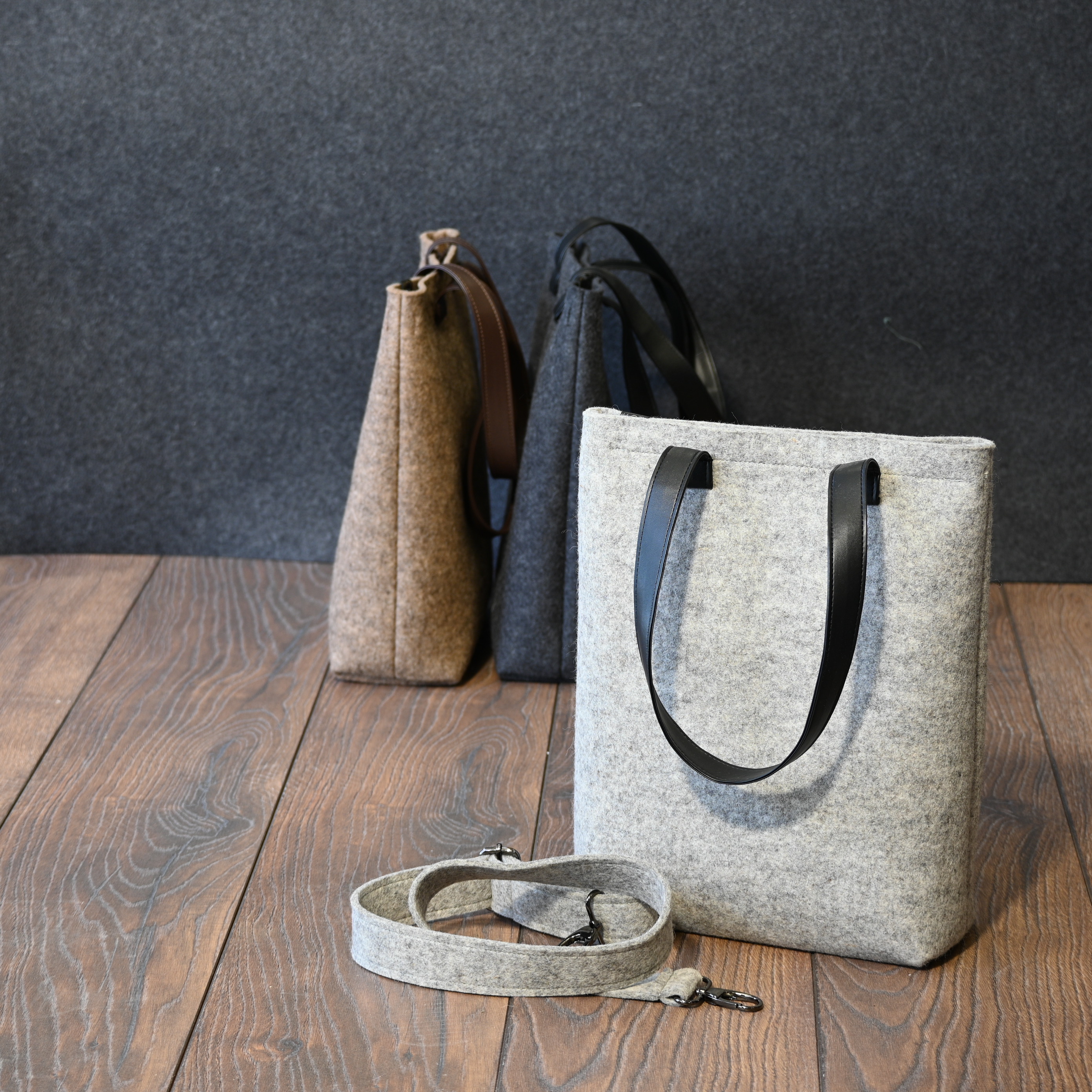 Merino filca rokassoma (M) ar ādas rokturiem