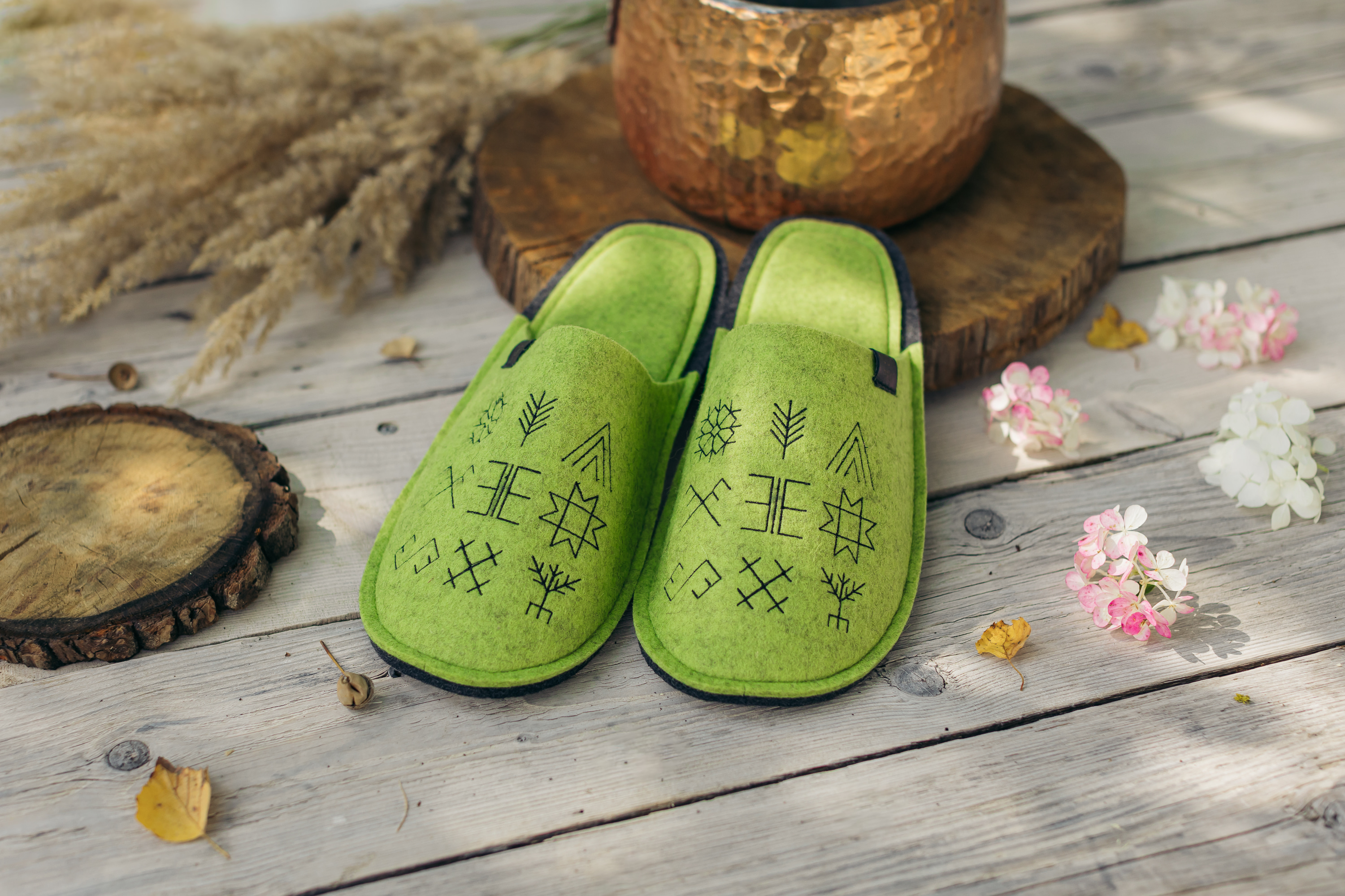 Merino vilnas čības (ar latvju rakstiem)