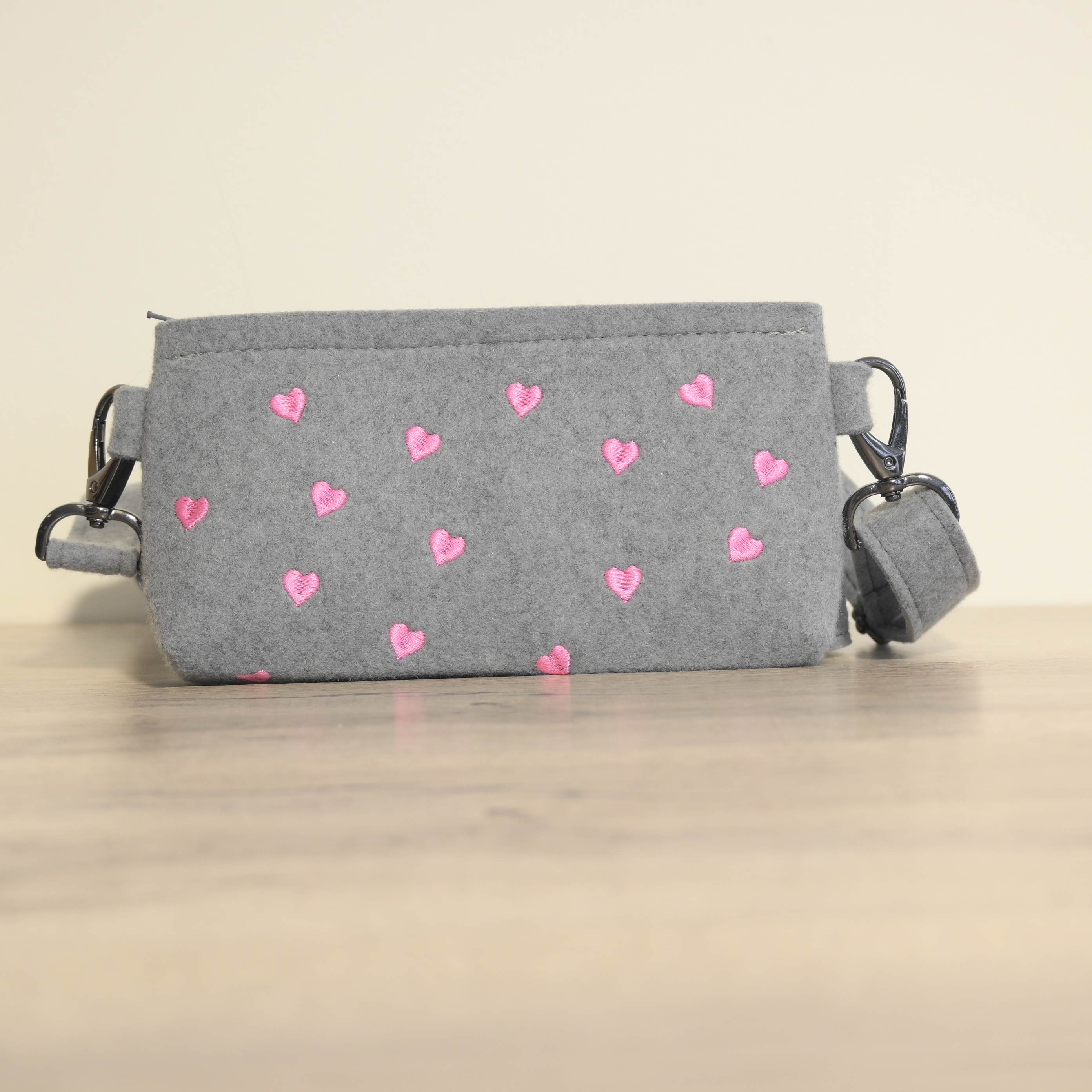 Filca gurnu somiņa ar sirsniņām