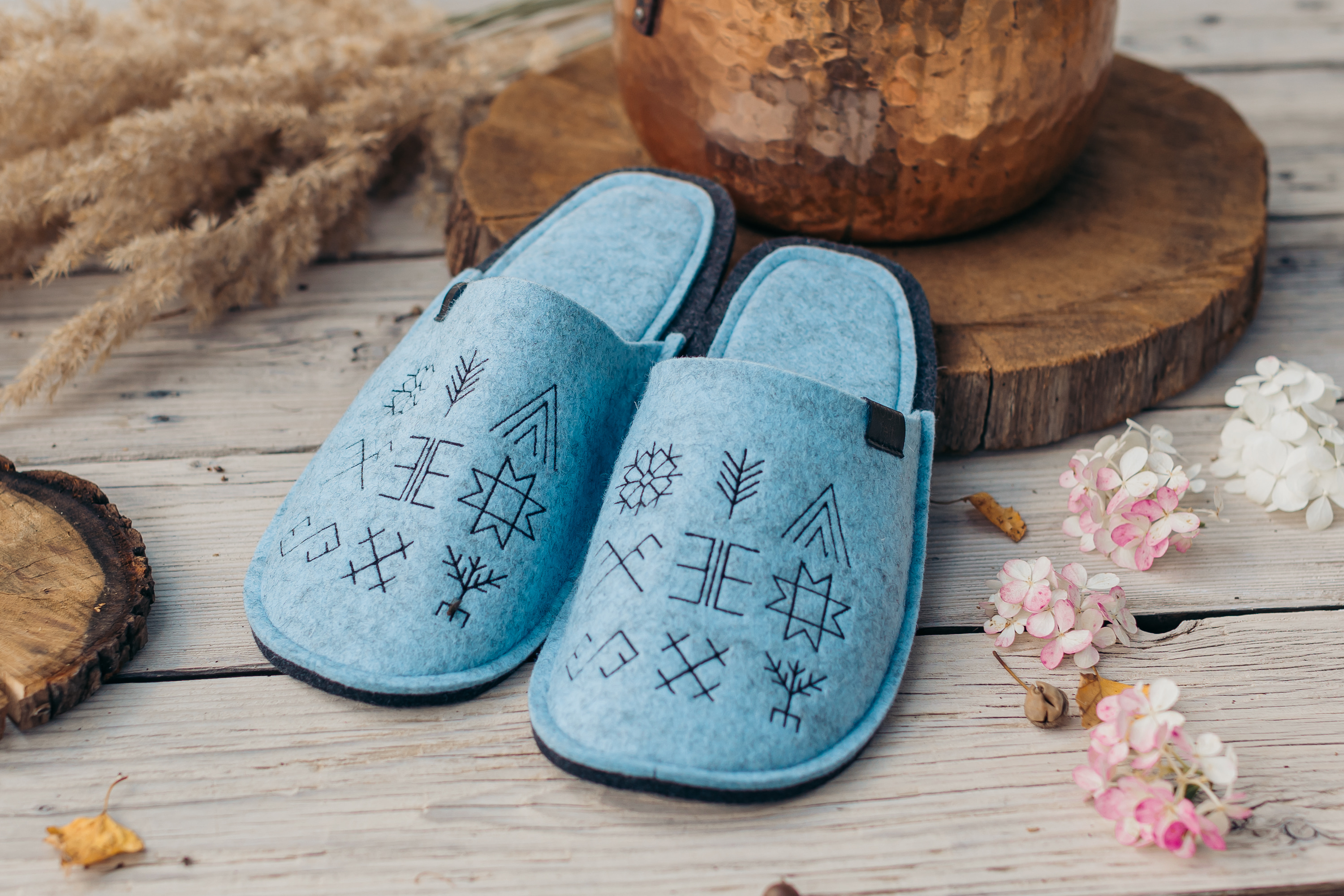 Merino vilnas čības (ar latvju rakstiem)