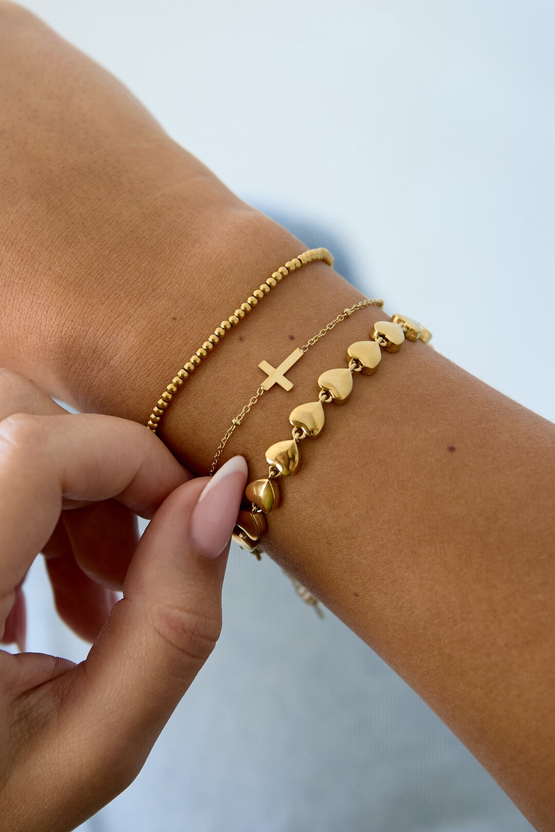 Goldenes Armband mit Kreuzanhänger