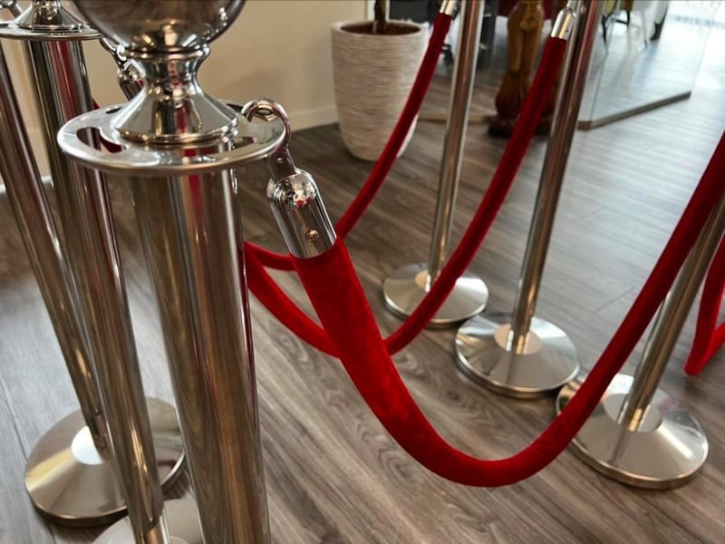 Afzetpaaltjes met koord rode loper