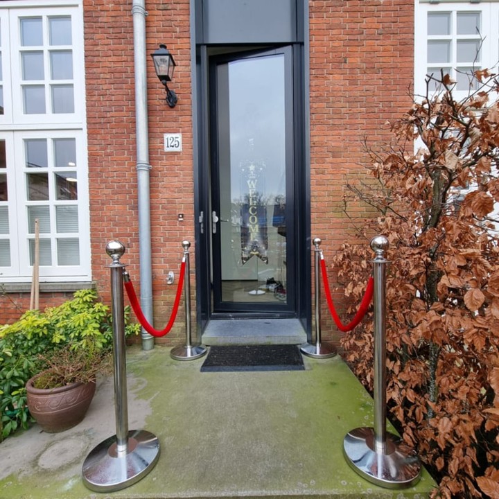 Afzetpaaltjes met koord rode loper