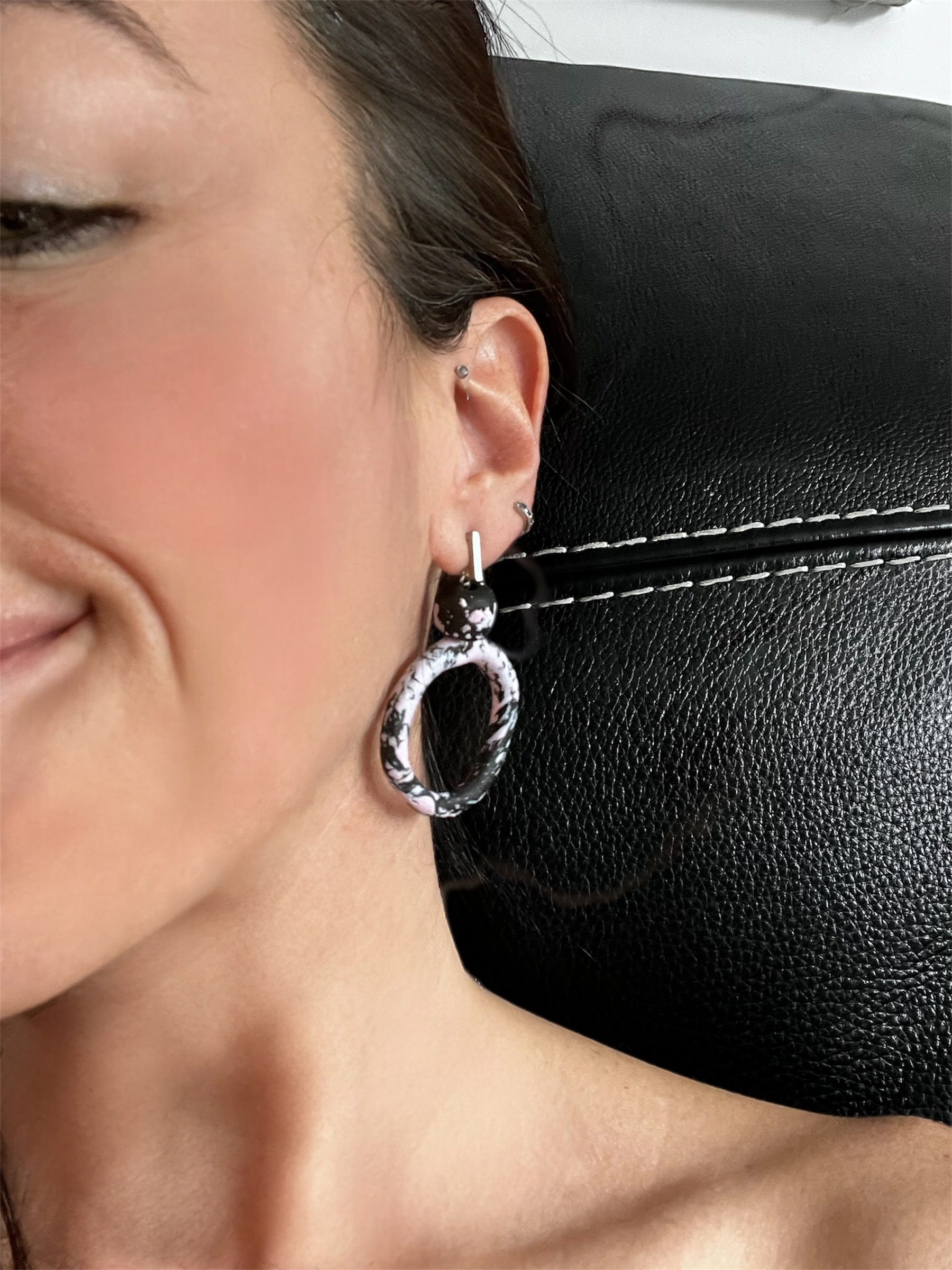 Pendientes de aro marmoleados rosa y negro