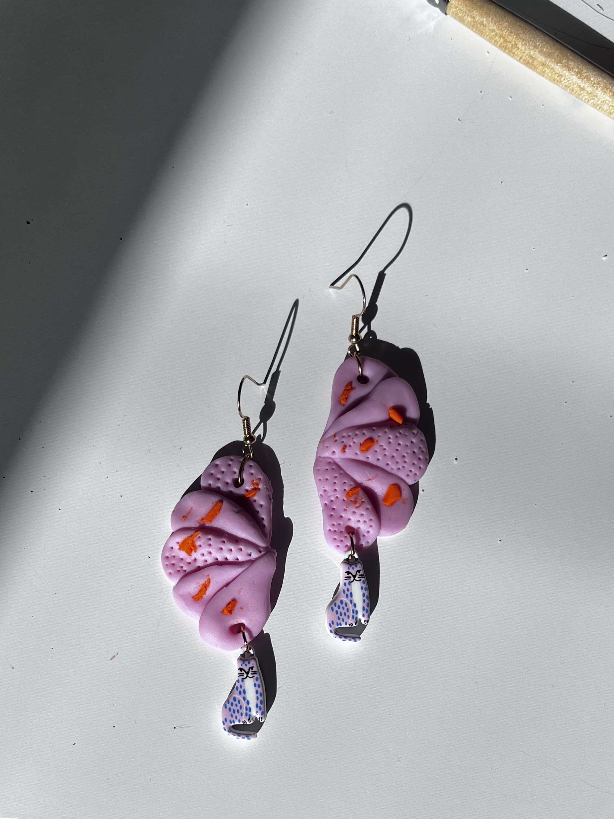 Pendientes largos de arcilla rosa abstractos con guepardo acabados en dorado