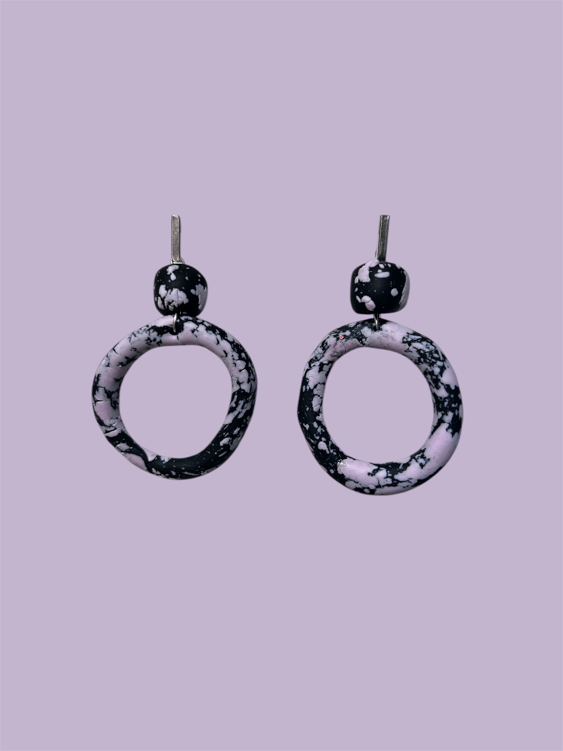 Pendientes de aro marmoleados rosa y negro