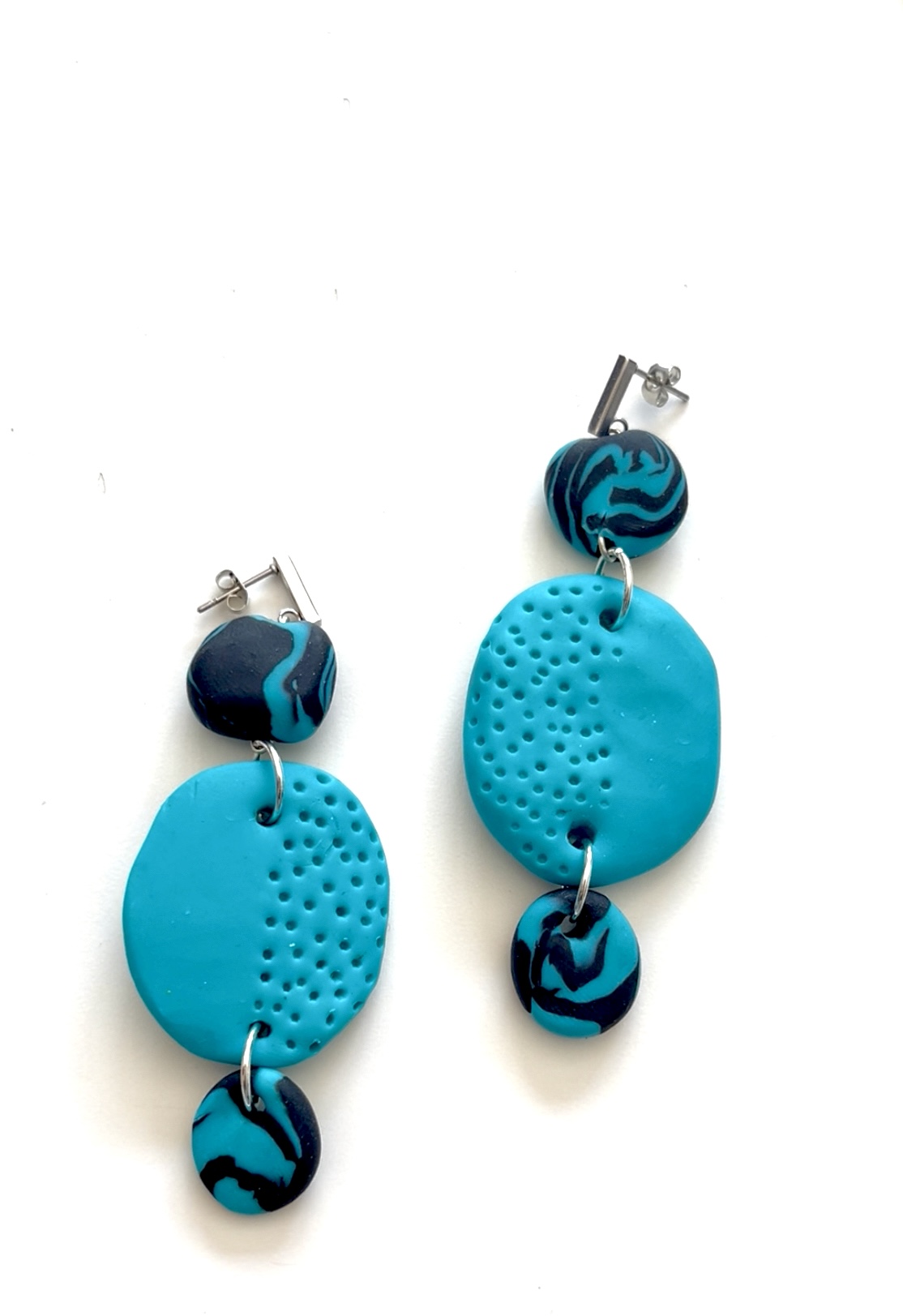Pendientes largos de arcilla azul
