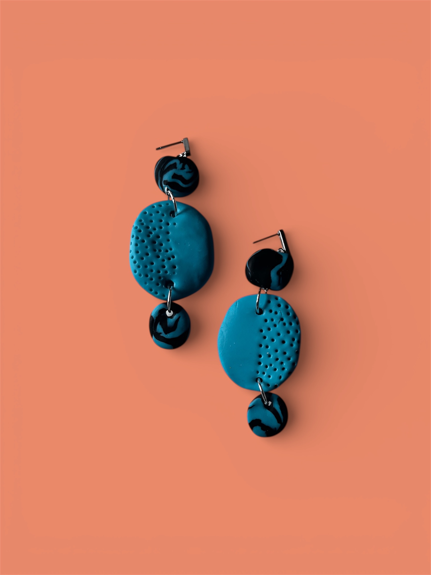 Pendientes largos de arcilla azul