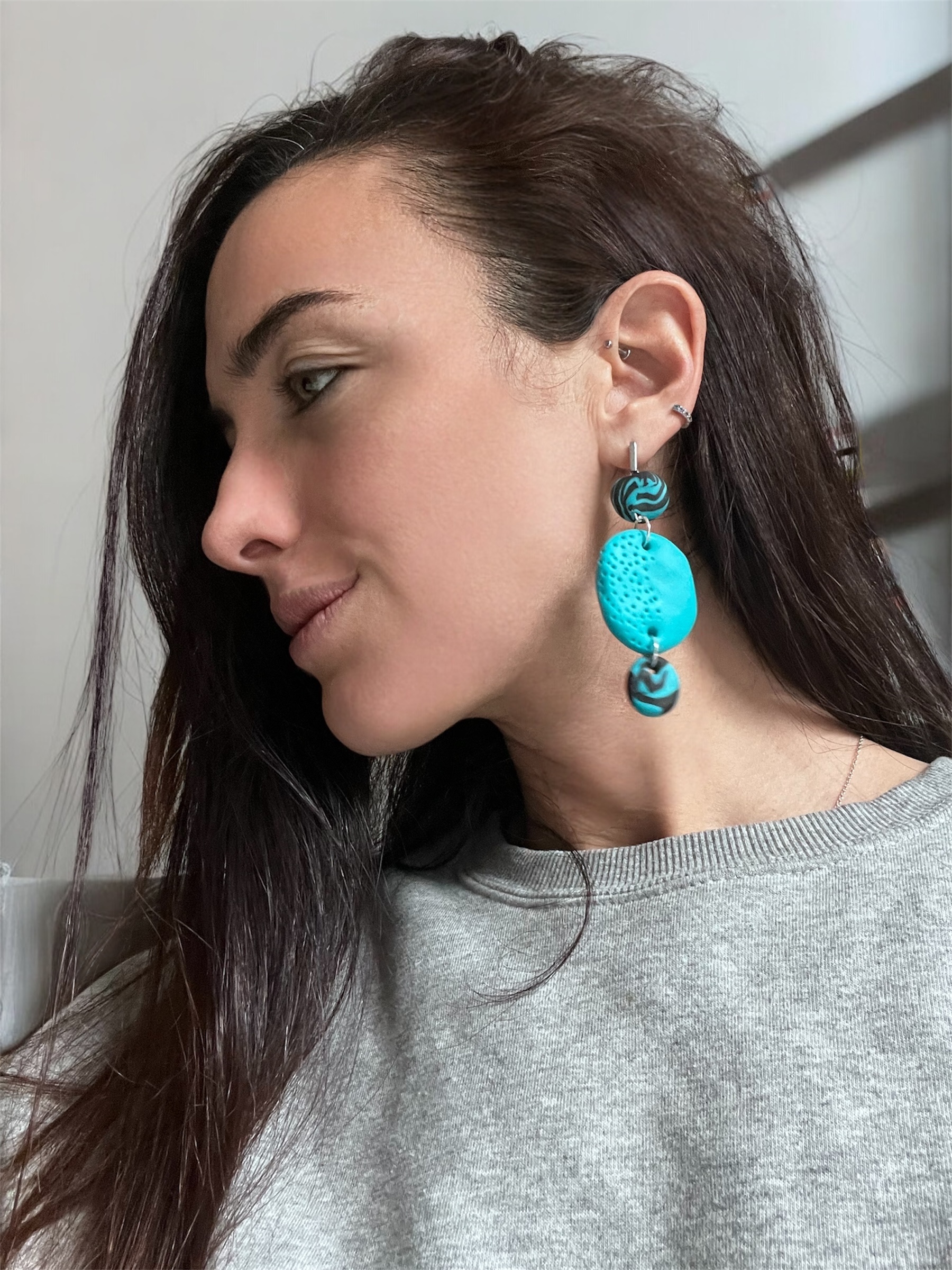 Pendientes largos de arcilla azul