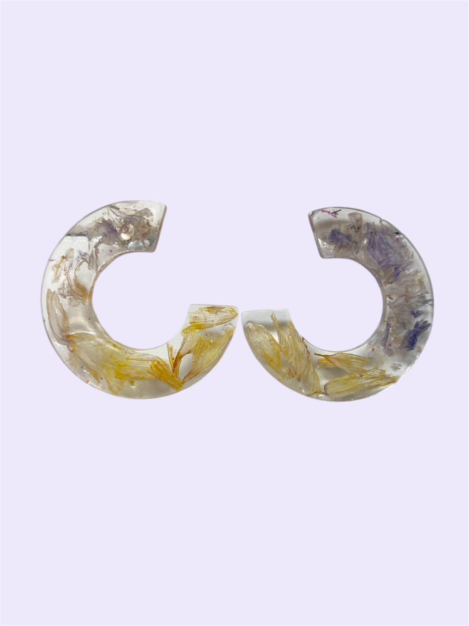 Pendientes de resina con flores moradas y amarillas