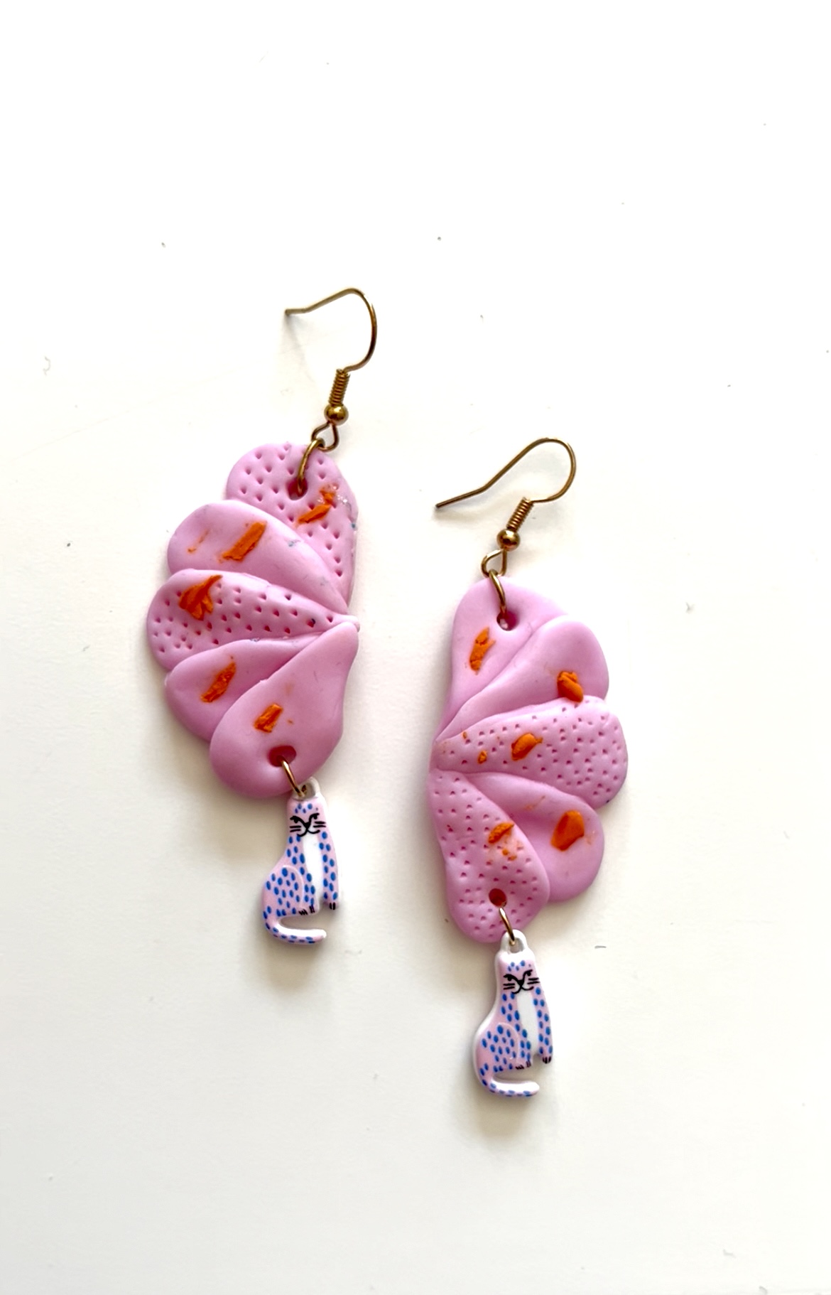 Pendientes largos de arcilla rosa abstractos con guepardo acabados en dorado