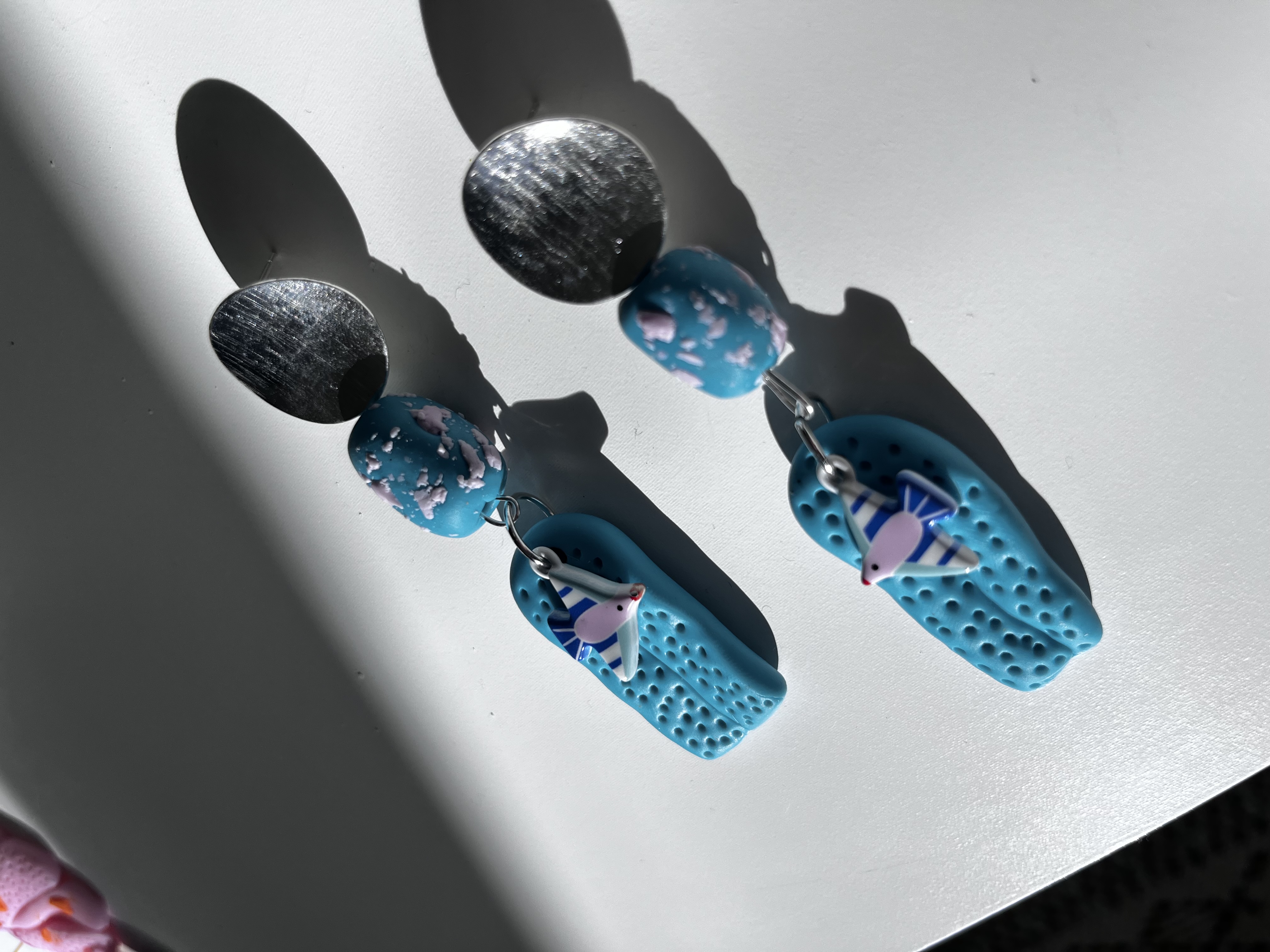 Pendientes largos acero plateado playa azul.