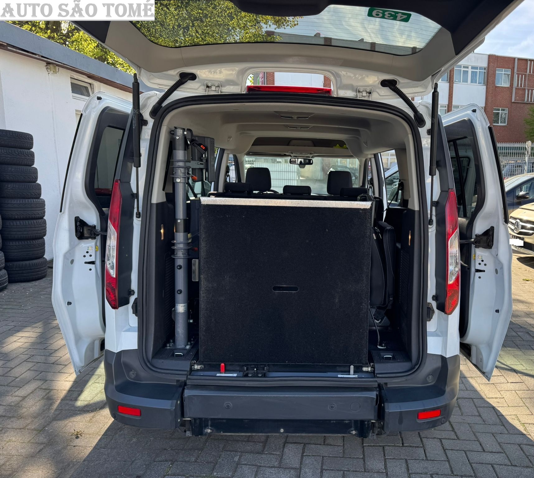 Ford Torneo Adaptado com Rampa para Cadeirantes