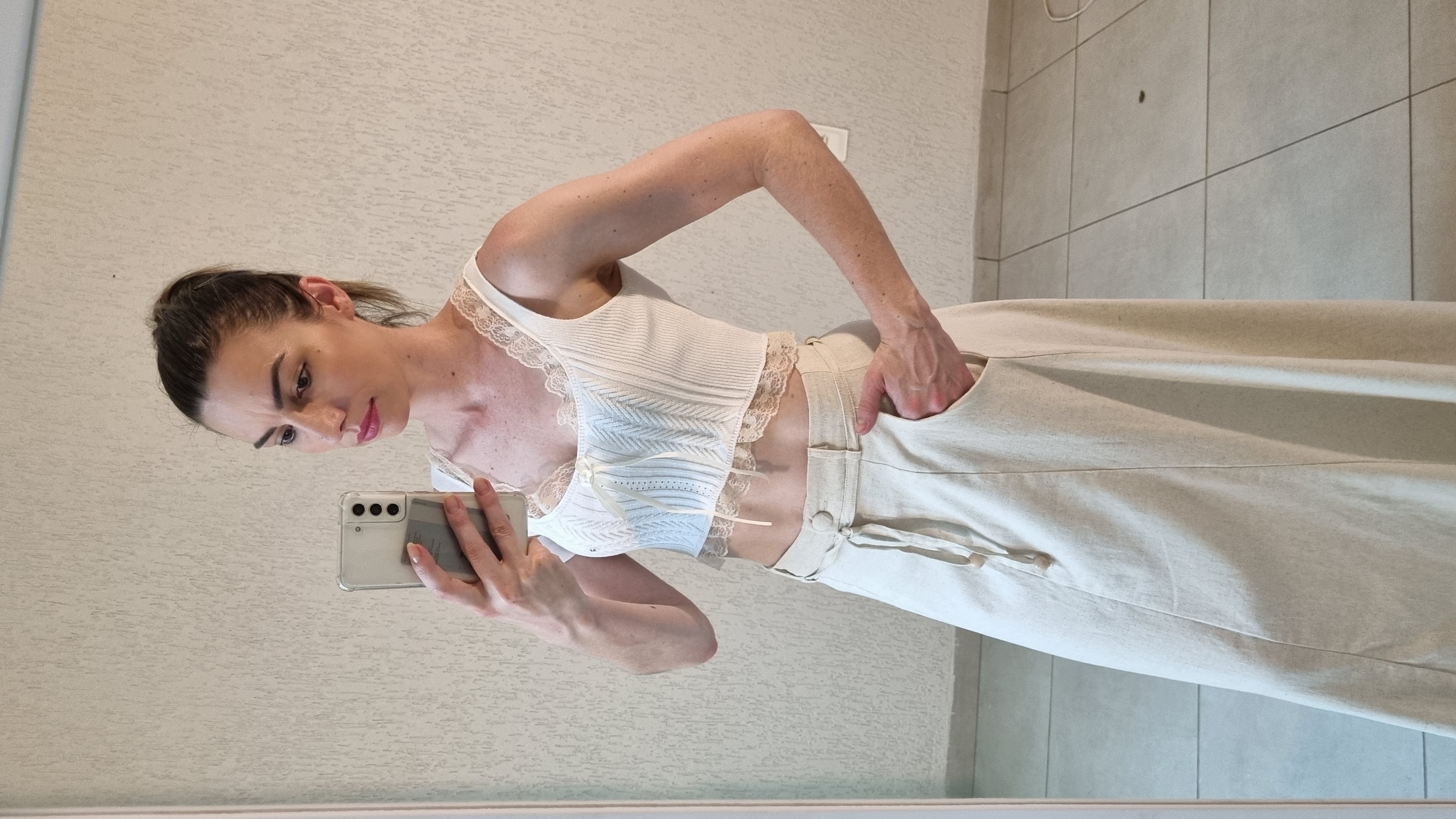 Cropedd em tricot detalhes em renda 