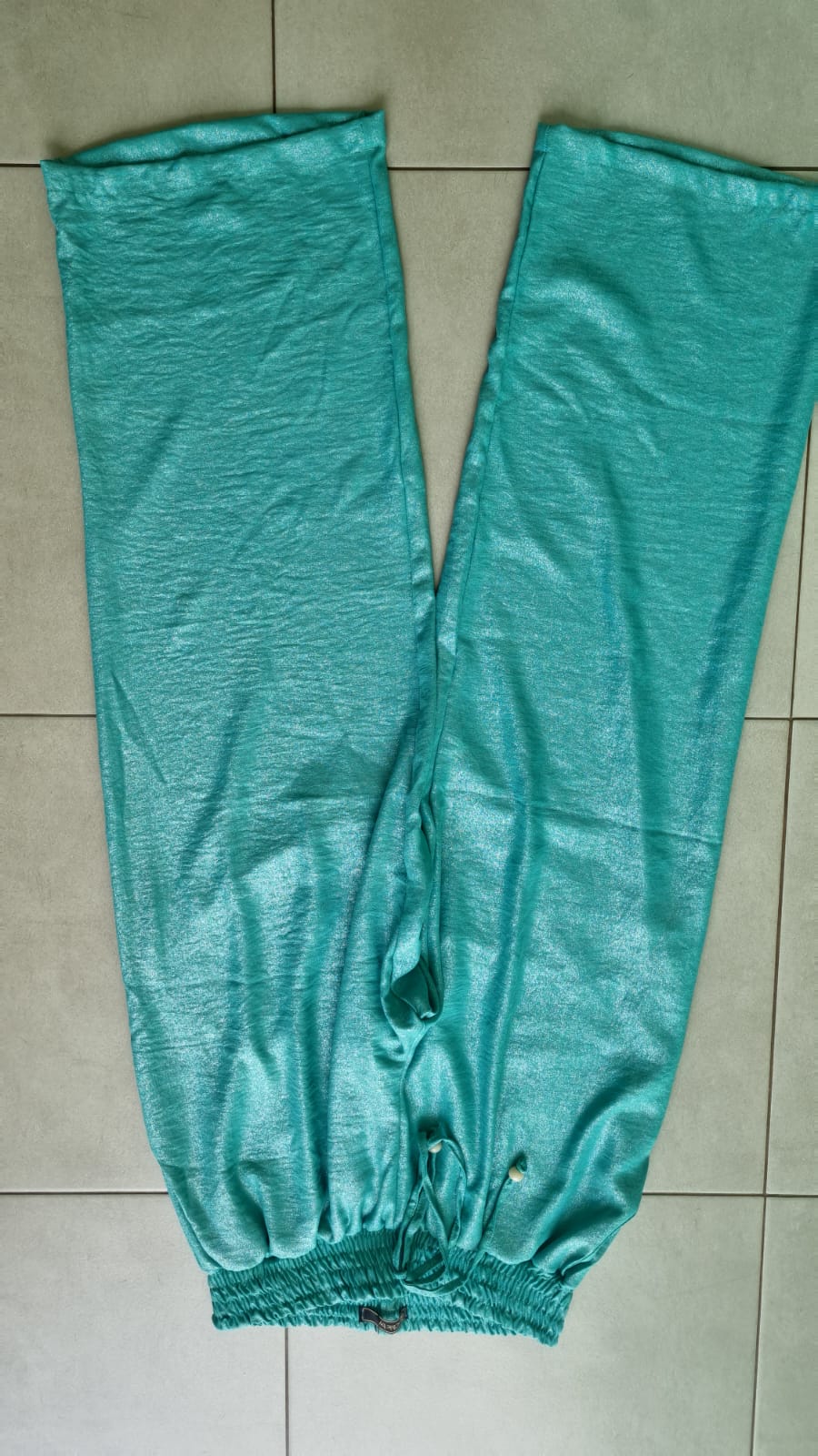 calça acetinada pantalona