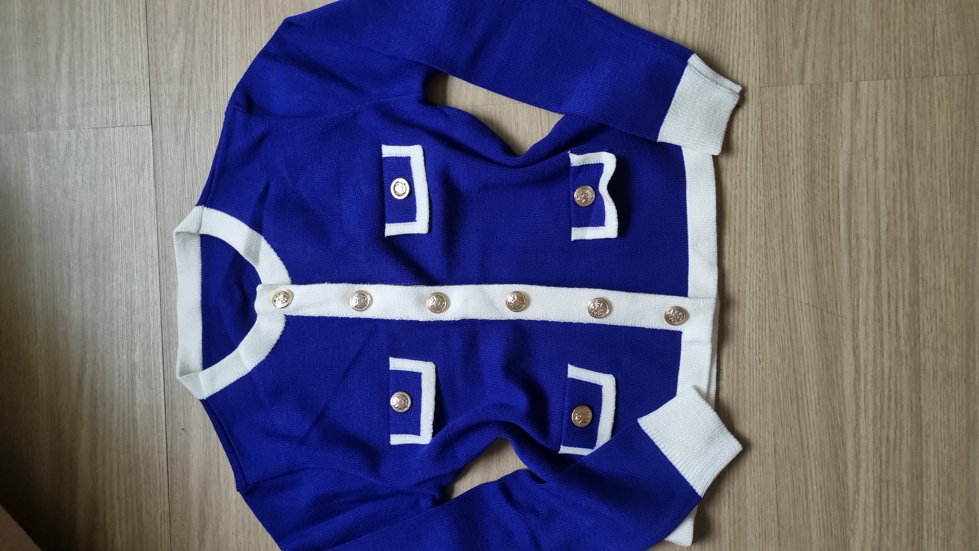 Cardigan Azul com Detalhes Brancos