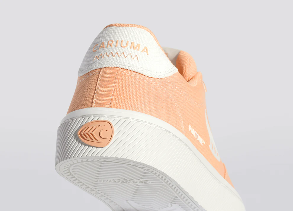 Cariuma Naioca Pantone peach