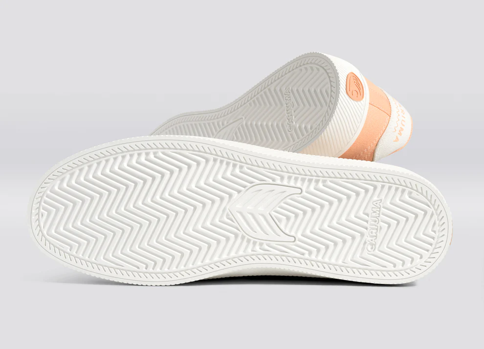 Cariuma Naioca Pantone peach