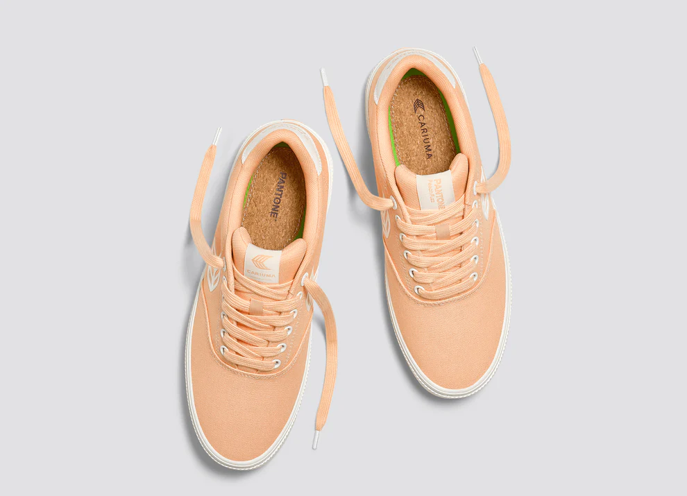 Cariuma Naioca Pantone peach