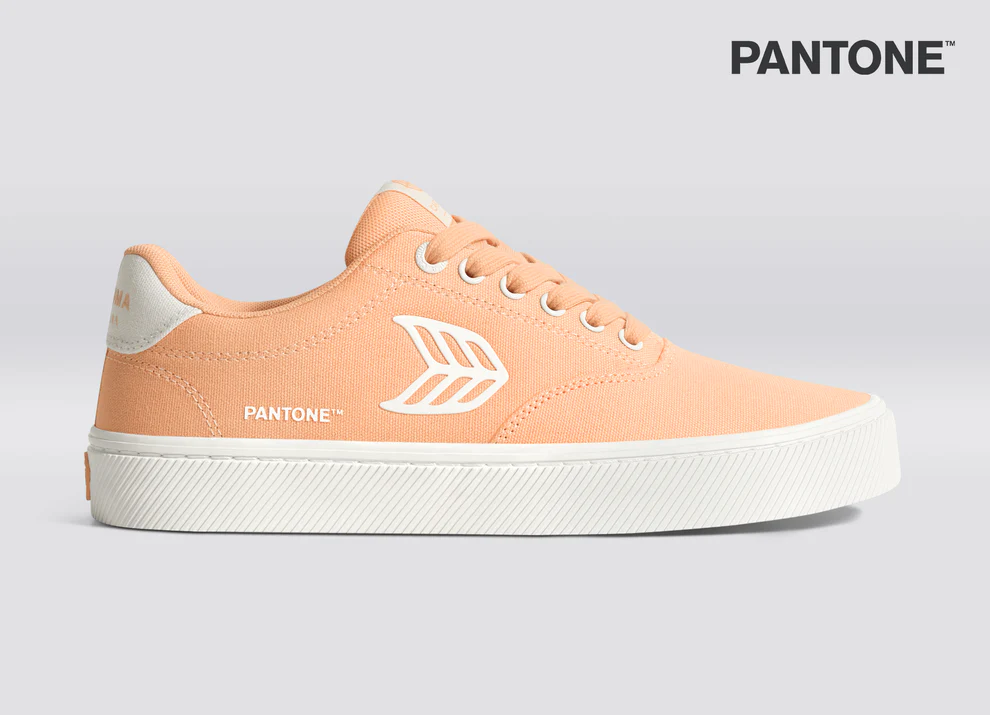 Cariuma Naioca Pantone peach