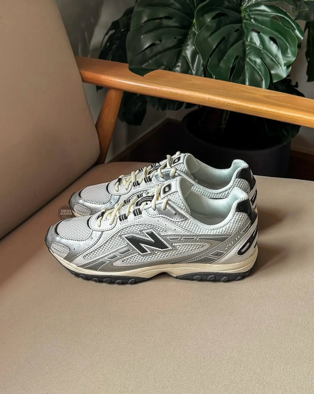 New Balance 204 L Silver Black Mettalic Retro Style Running Sneakers