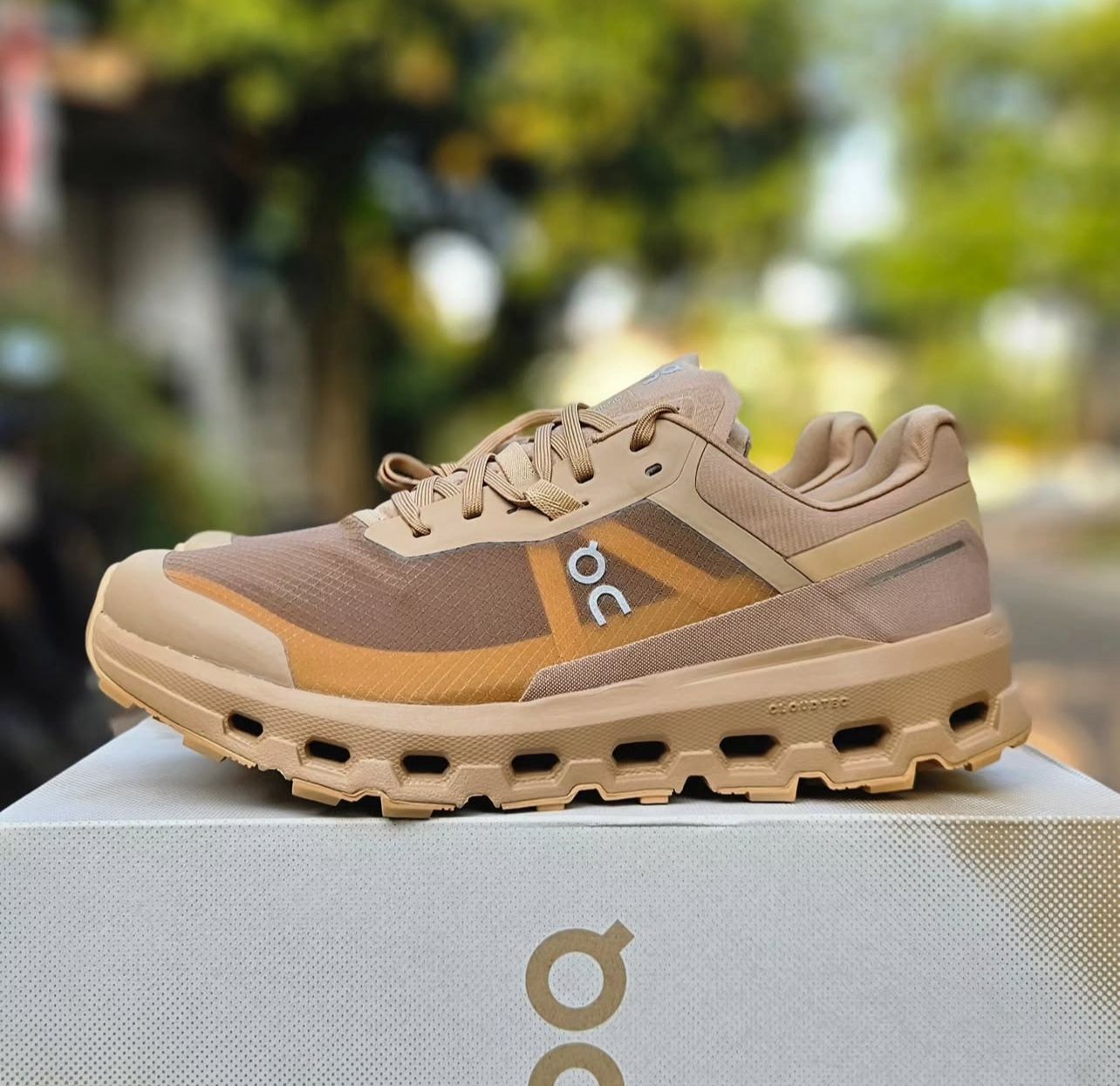 On Cloud Vista 2 Dune Urban Explorer Sneakers