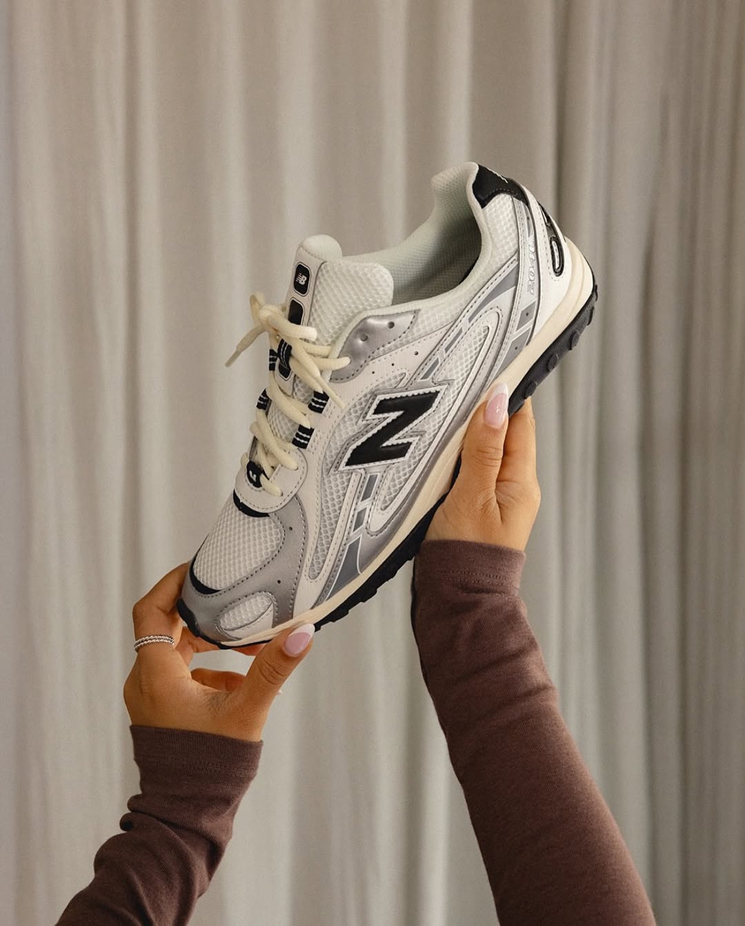 New Balance 204 L Silver Black Mettalic Retro Style Running Sneakers