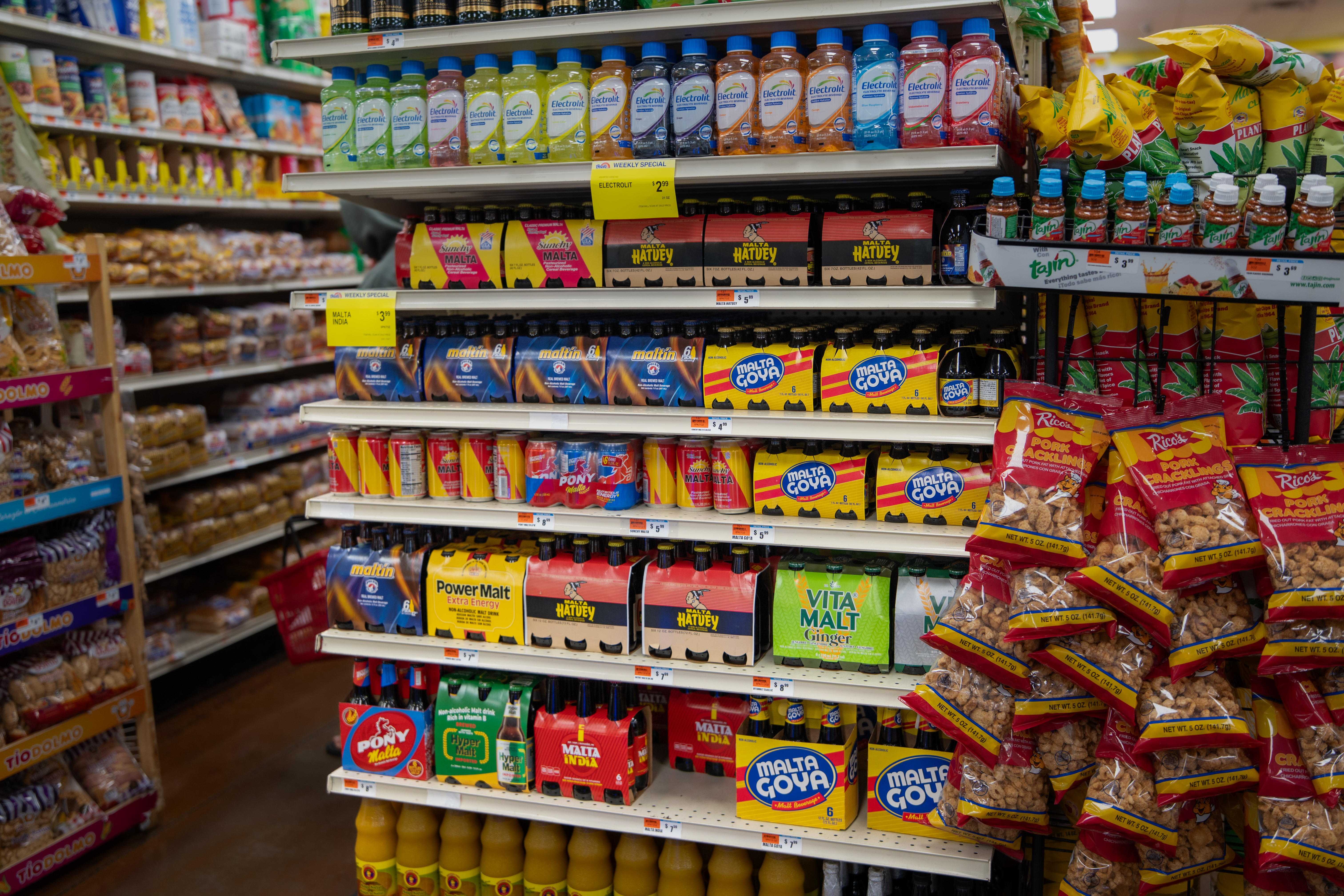 Surtido de bebidas y snacks internacionales