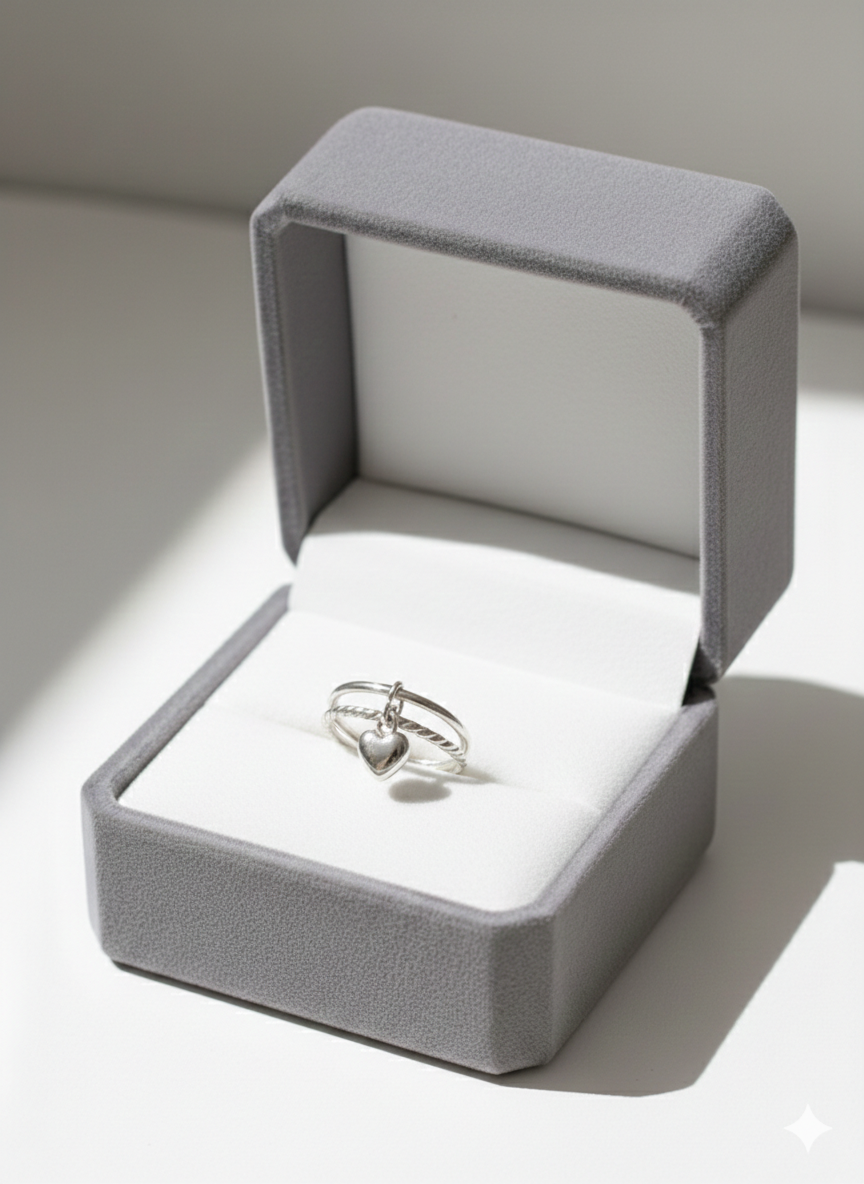 Anillo doble aro con dije de corazón