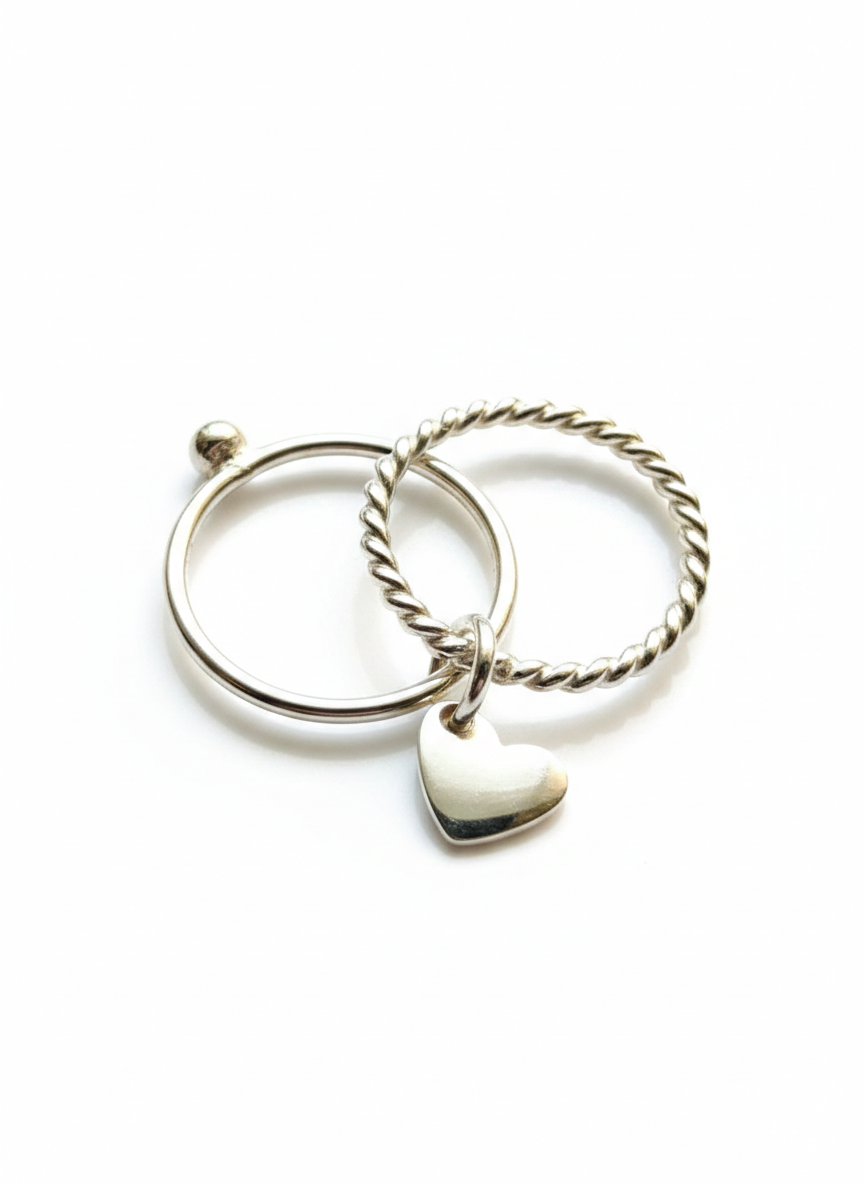 Anillo doble aro con dije de corazón