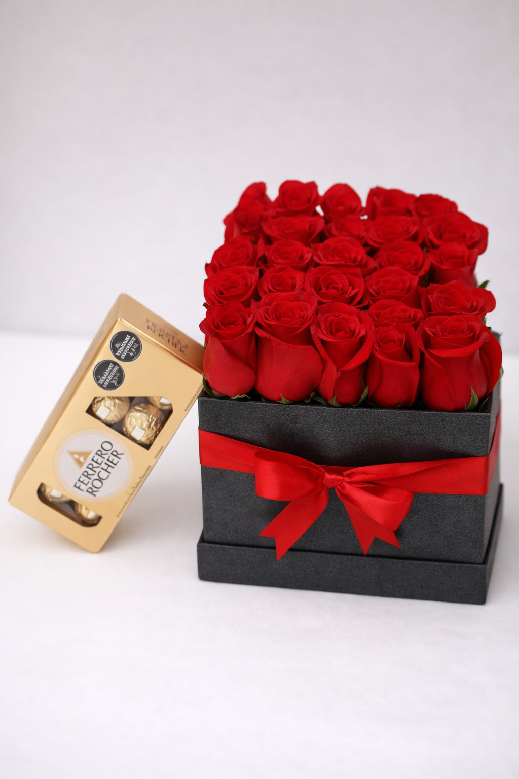 Caja de rosas rojas con chocolates