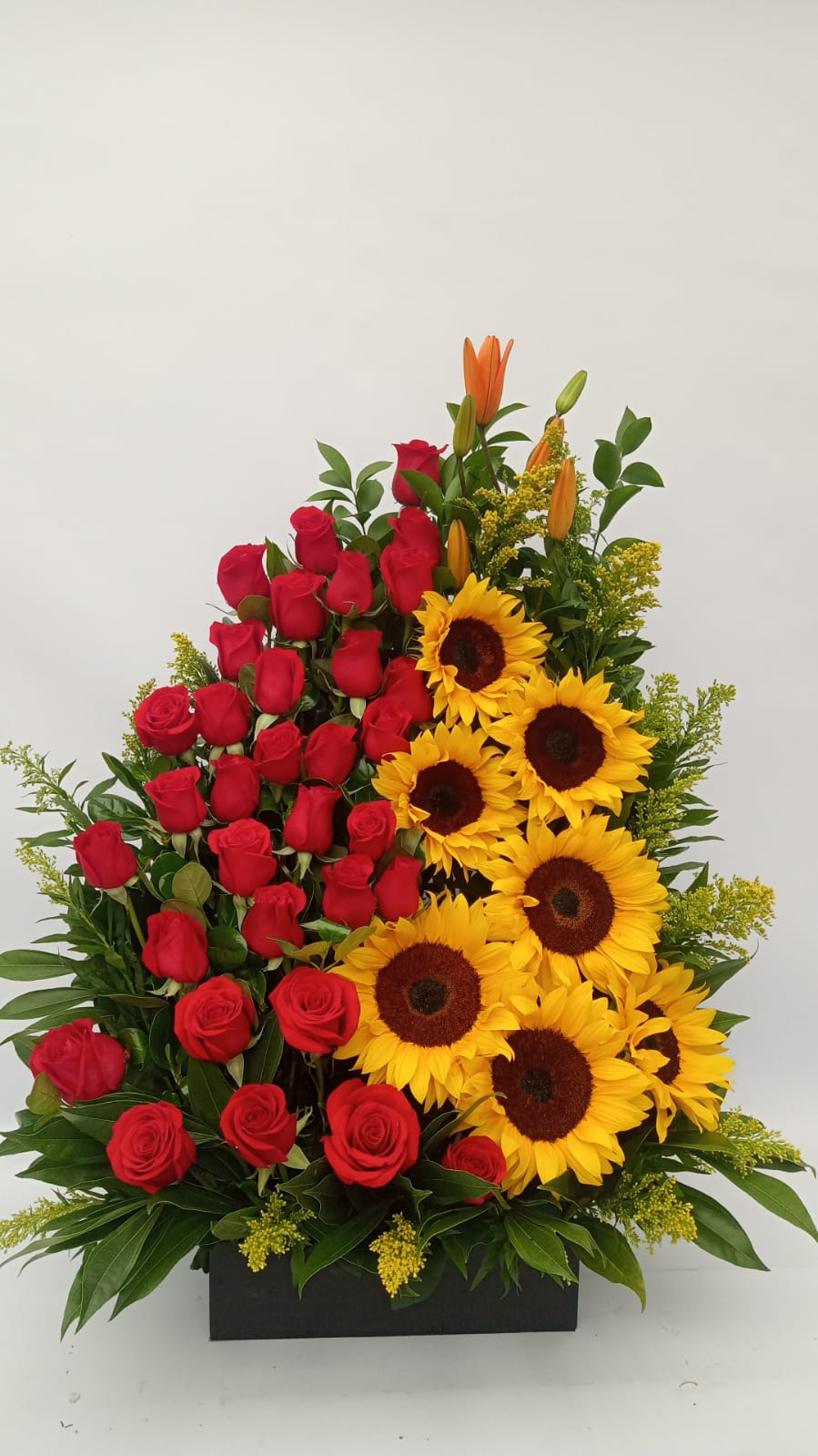 Arreglo de Rosas y Girasoles