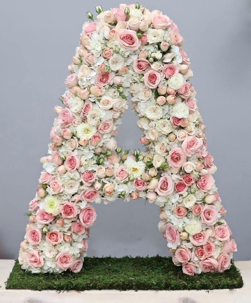 Letra floral decorativa 'A'