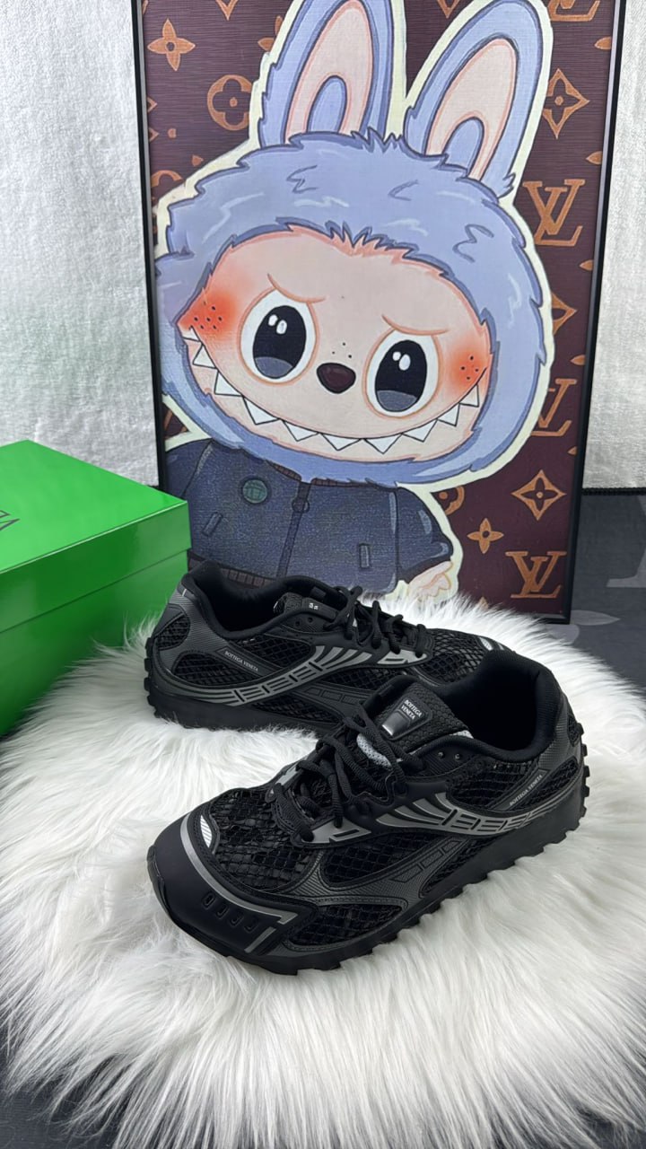 Bottega Veneta Orbit en color negro y plata