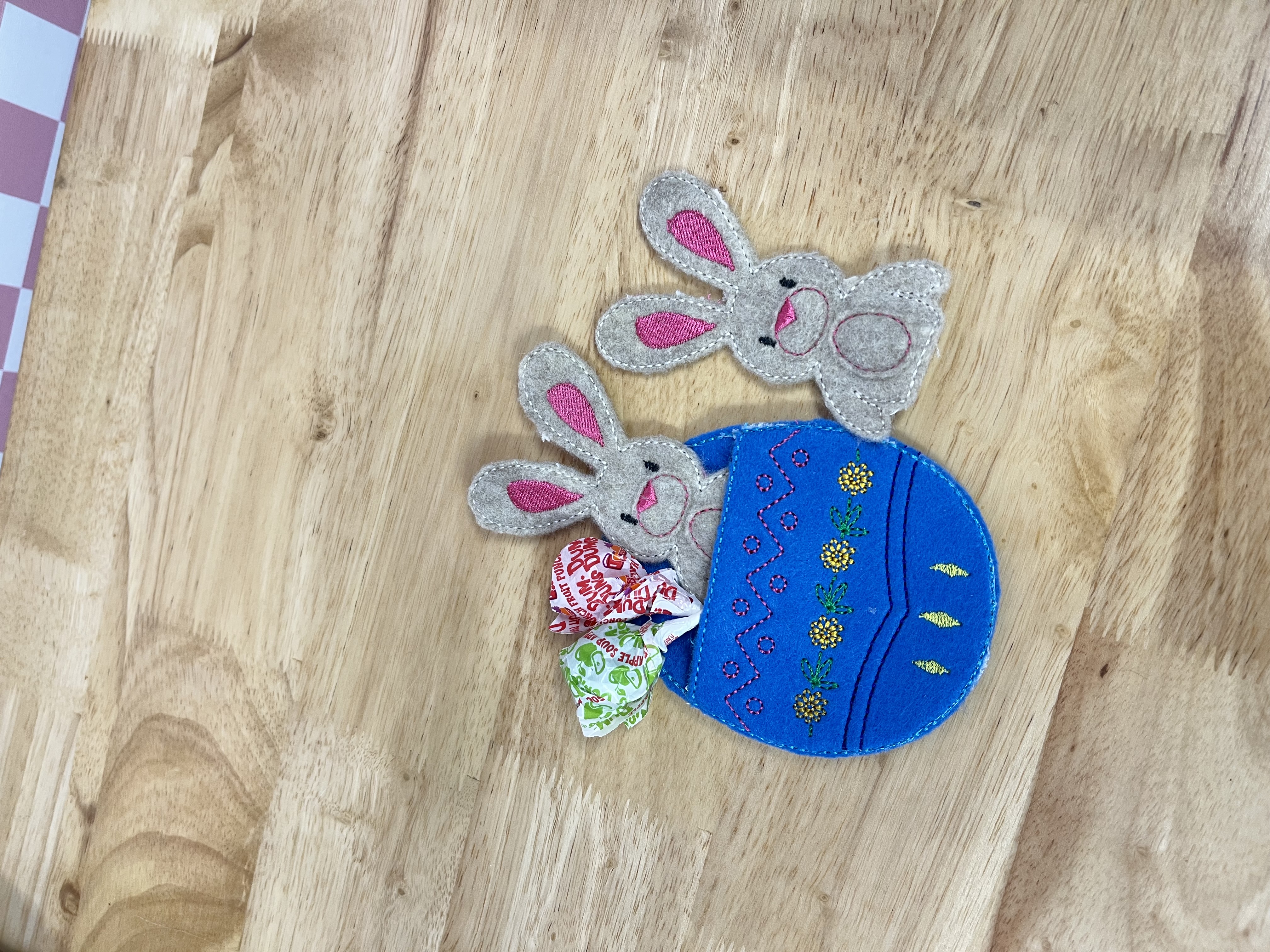 Embroidered Egg Treat Pocket with Bunny Finger Puppets