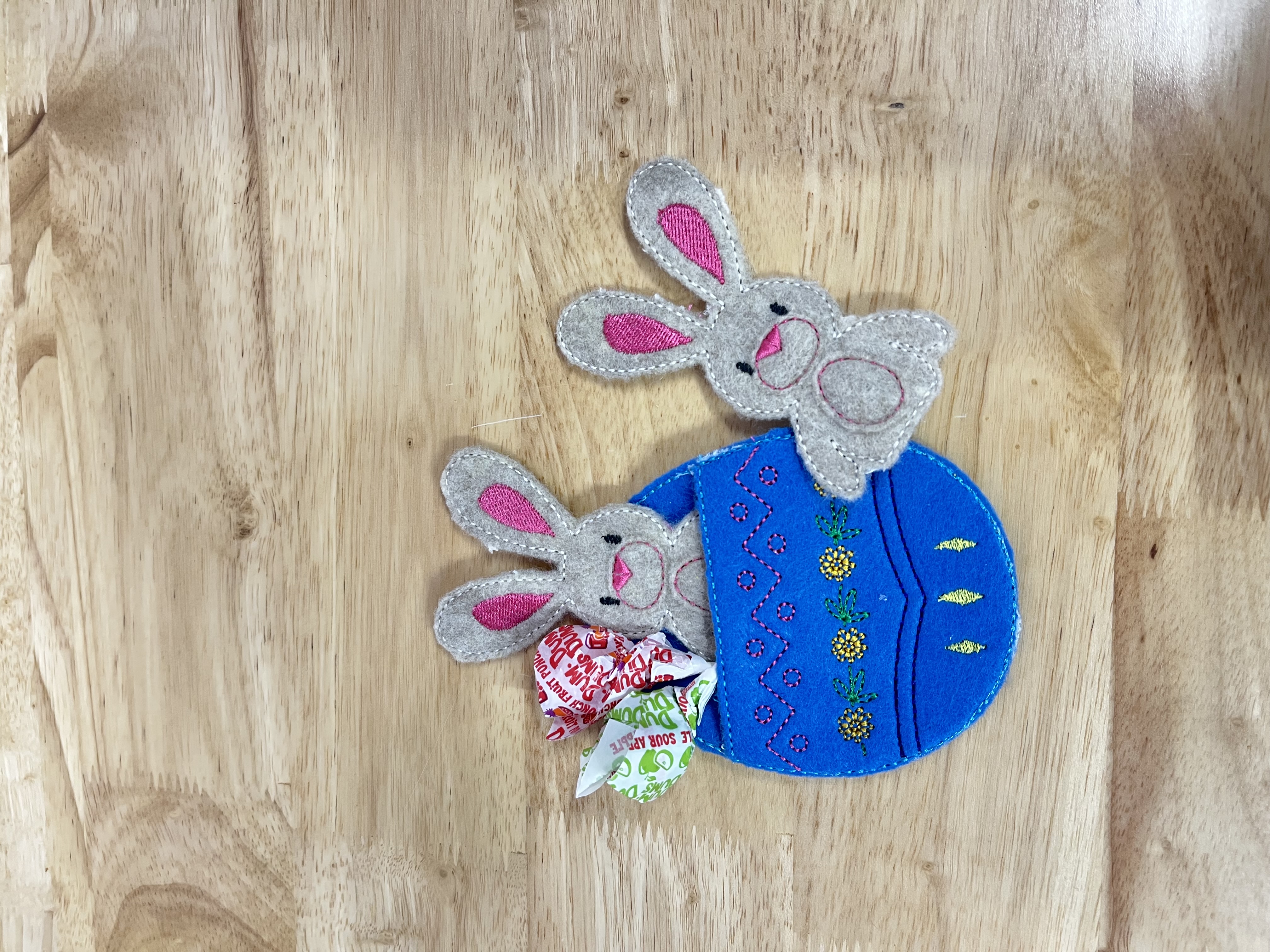 Embroidered Egg Treat Pocket with Bunny Finger Puppets