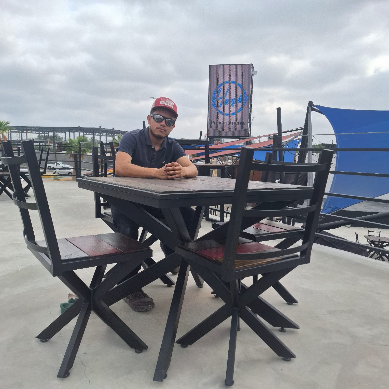 Juego de comedor moderno para exteriores, acabado en acero esmalte anticorrosivo negro y madera tratada para exterior