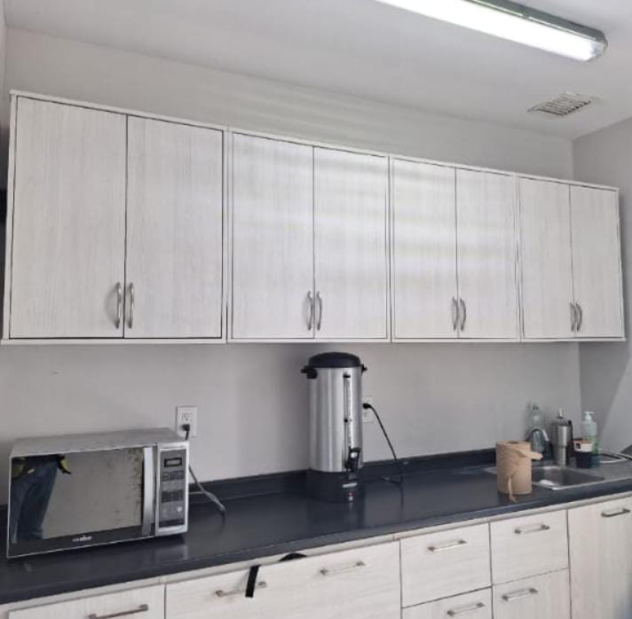 Gabinete de cocina blanco