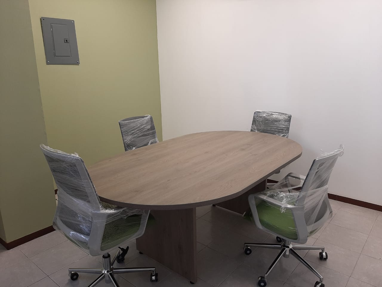 Mesa de juntas con 4 sillas