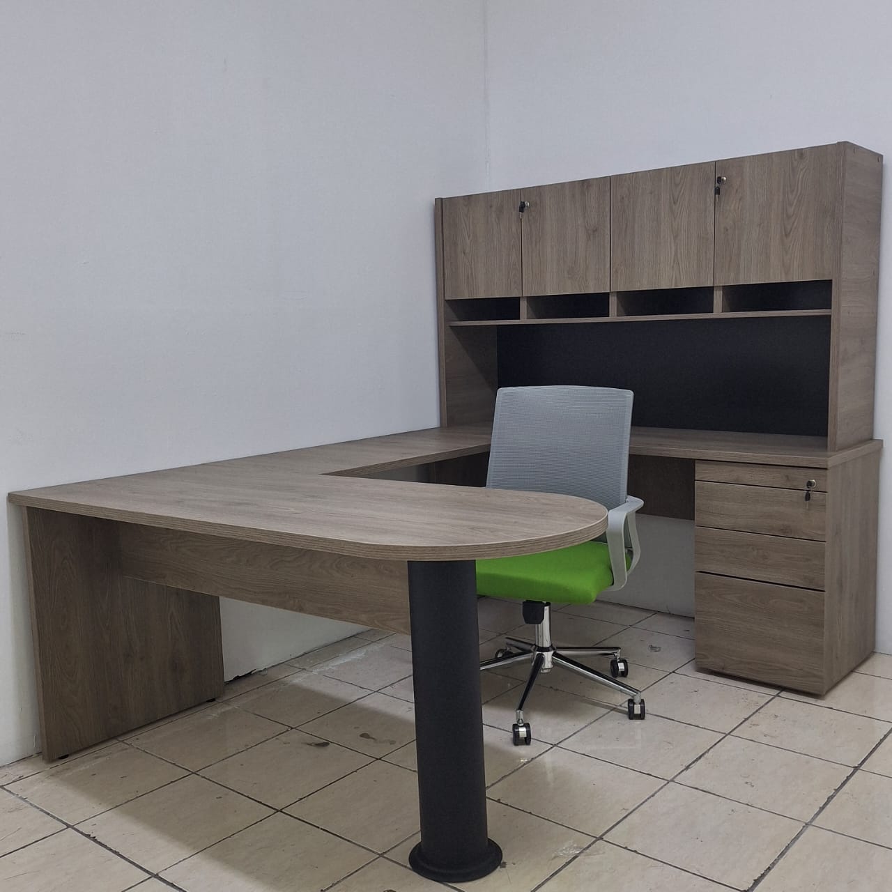 Escritorio Ejecutivo en L con Almacenamiento